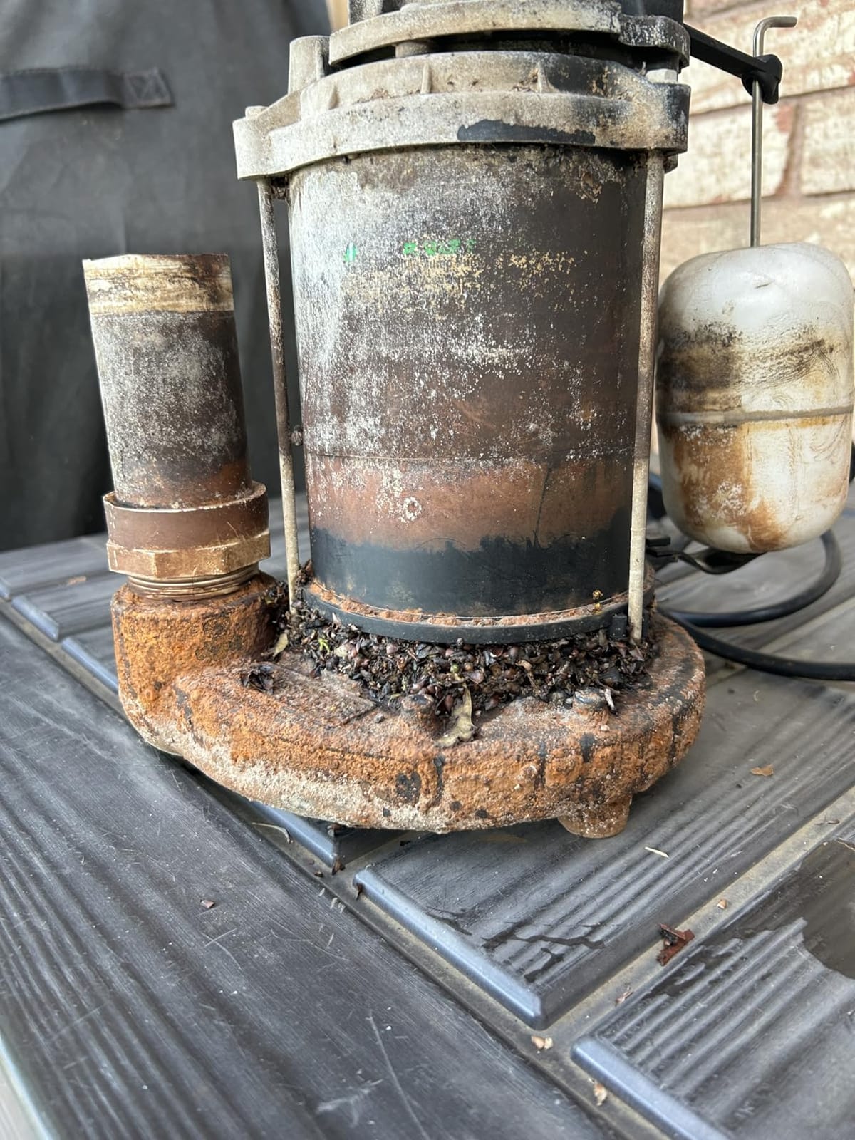 Zoeller CDU800 1/2 HP Submersible Sump Pump - Cast Iron & Stainless Steel, Vertical Float Switch, 5,100 GPH, 3-Year Warranty customer photo 1