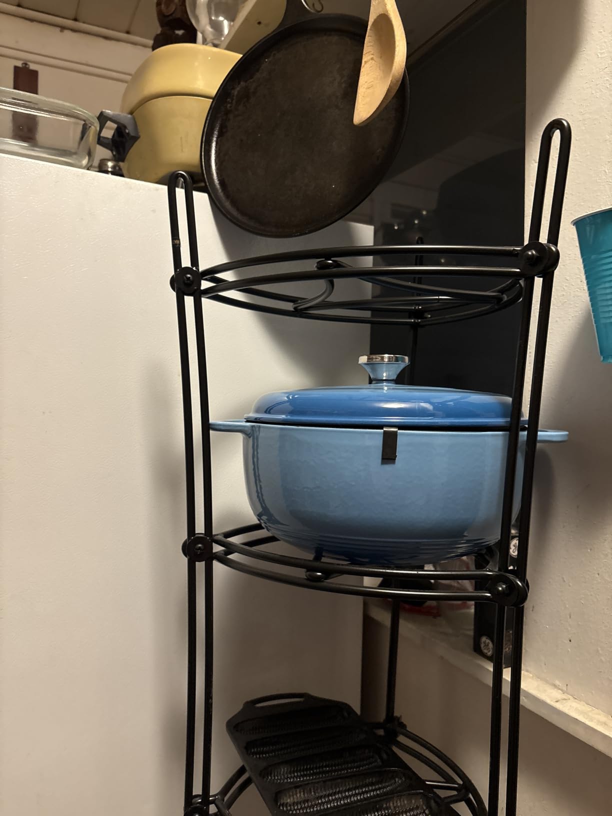Lodge Essential Enamel Cast Iron Dutch Oven, 6 Quart, Island Spice Red customer photo 2