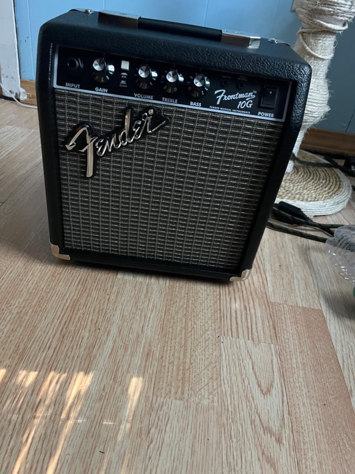 Fender Frontman 10G Electric Guitar Amplifier, 10-Watt Amp, Black/Silver | 10 Watt Practice Amp with 6 Speaker, Built In Overdrive, Headphone Jack and Aux Input, Black/Silver customer photo 2