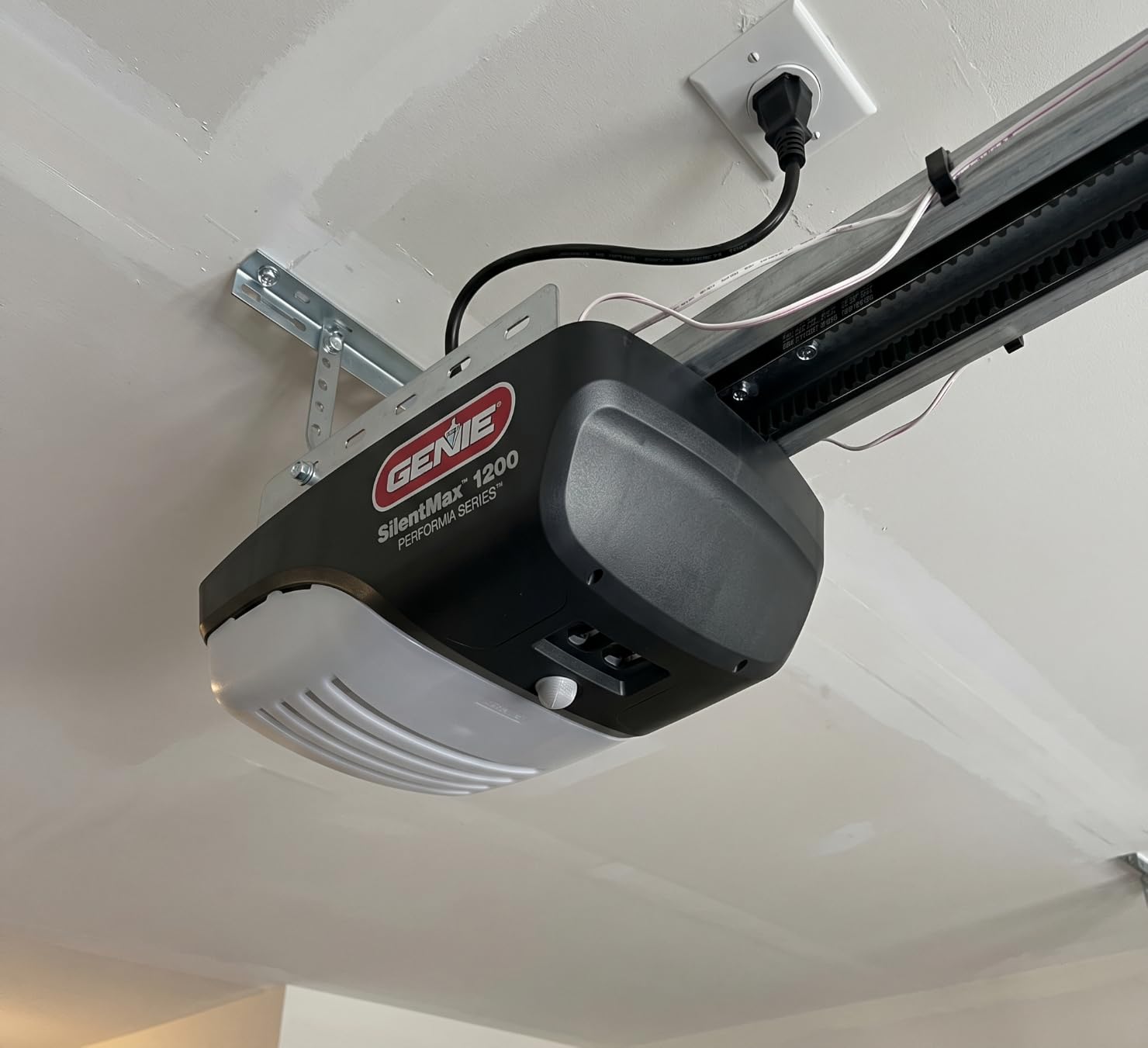 Genie SilentMax 1200 Model 4042-TKH Garage Door Opener with Motion Detection Lighting, Ultra-Quiet Steel-Reinforced Belt Drive, 140V DC Motor, 3/4 + HPc 140V Belt Drive, Gray customer photo 2