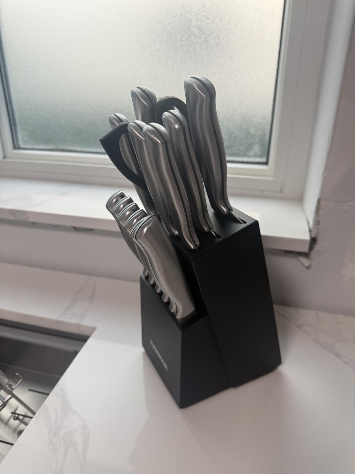 Farberware 15-Piece Kitchen Knife Set, High-Carbon Stainless Steel Blades with Wood Block, Steak Knives, Sharpening Tool and All-Purpose Shears customer photo 1