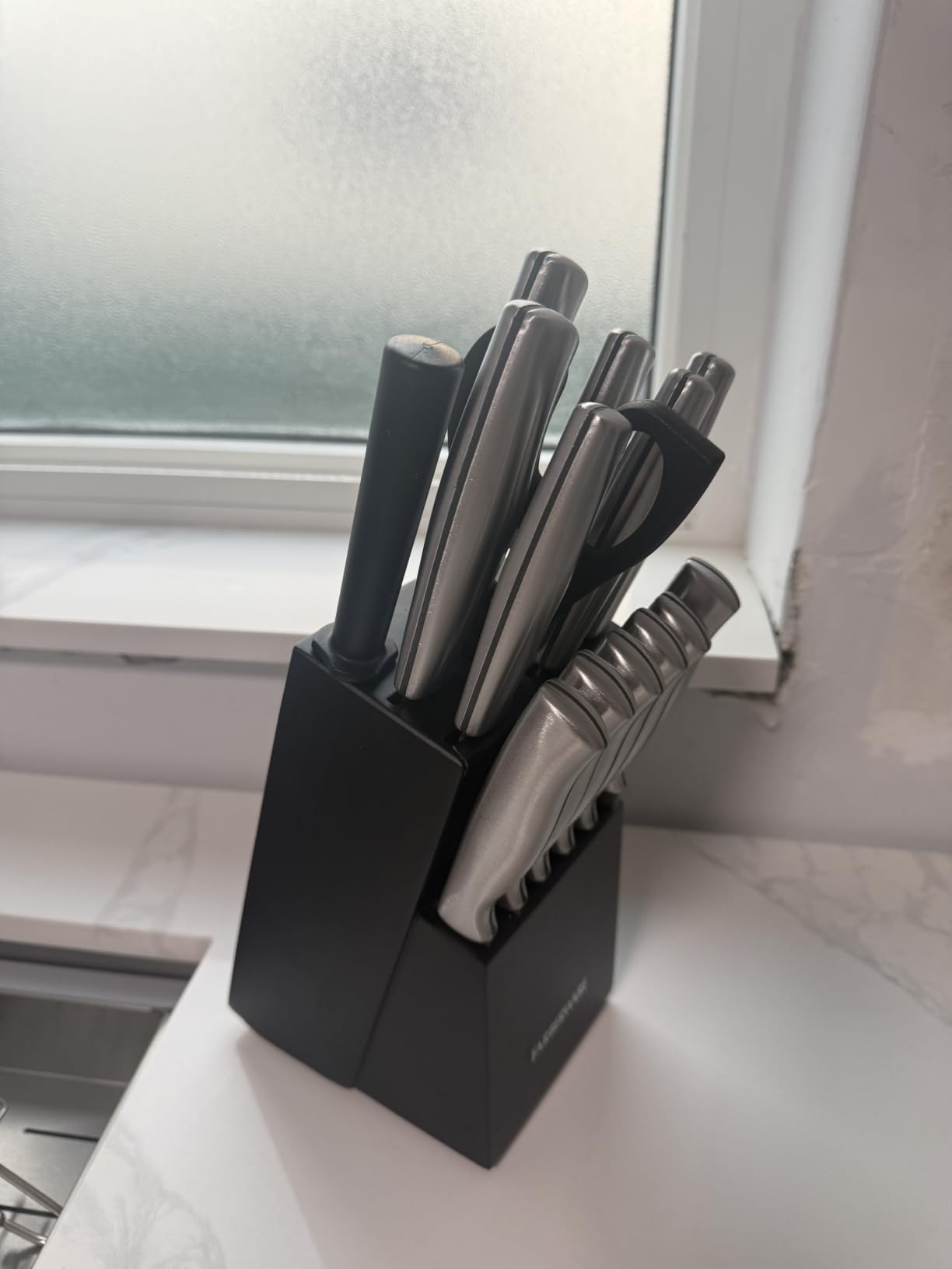 Farberware 15-Piece Kitchen Knife Set, High-Carbon Stainless Steel Blades with Wood Block, Steak Knives, Sharpening Tool and All-Purpose Shears customer photo 2