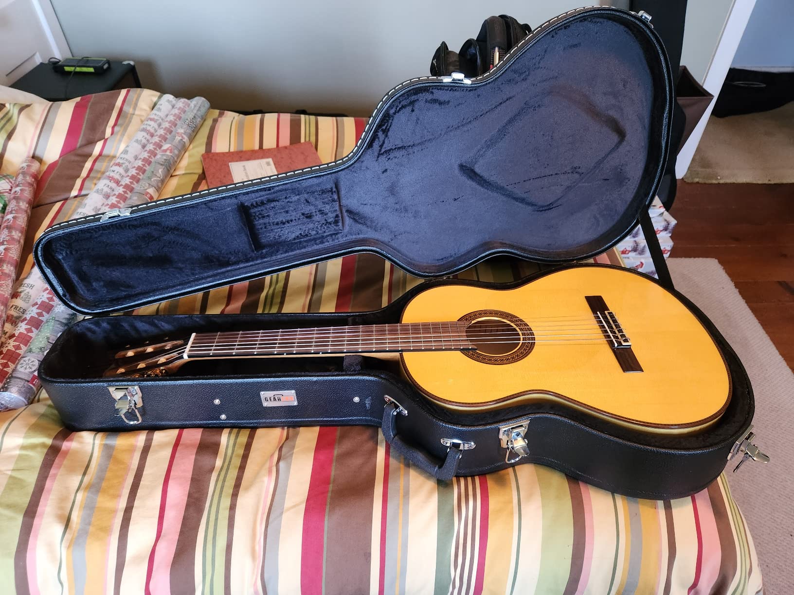 Gearlux 40-Inch Classical Guitar Hard Case with Exterior Lock and Key, Interior Accessory Compartment, and Plush Interior Padding - Black customer photo 1