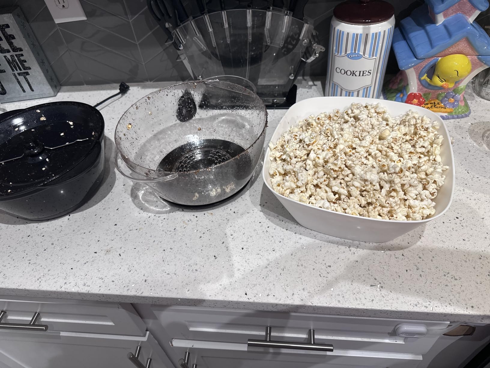 West Bend Stir Crazy Hot Oil Popcorn Popper, Popcorn Maker Machine with Large Serving Bowl Lid and Stirring Rod, 6-Quart, Red customer photo 2
