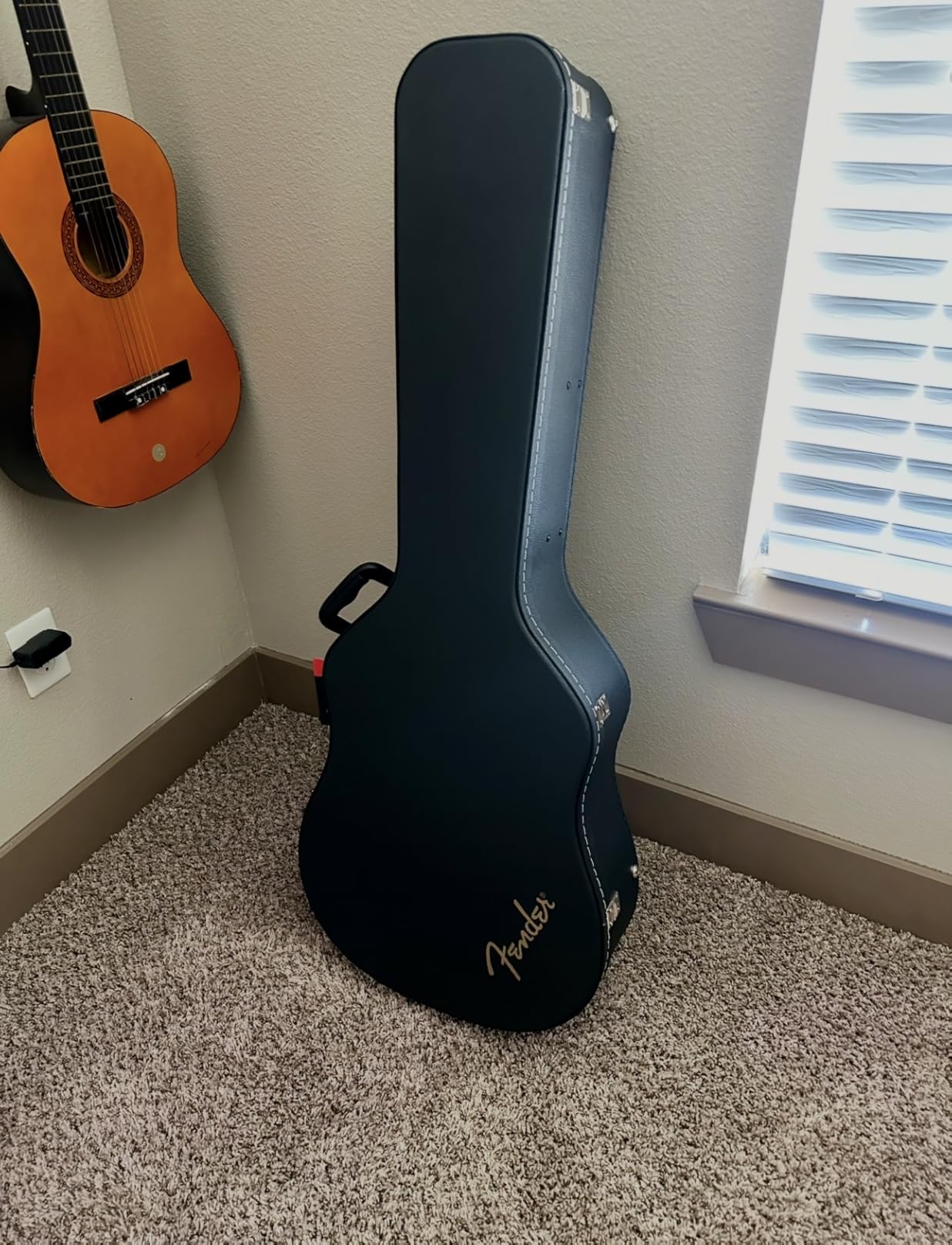 Fender Flat-Top Dreadnought Hard Shell Acoustic Guitar Case, Padded, Black customer photo 2