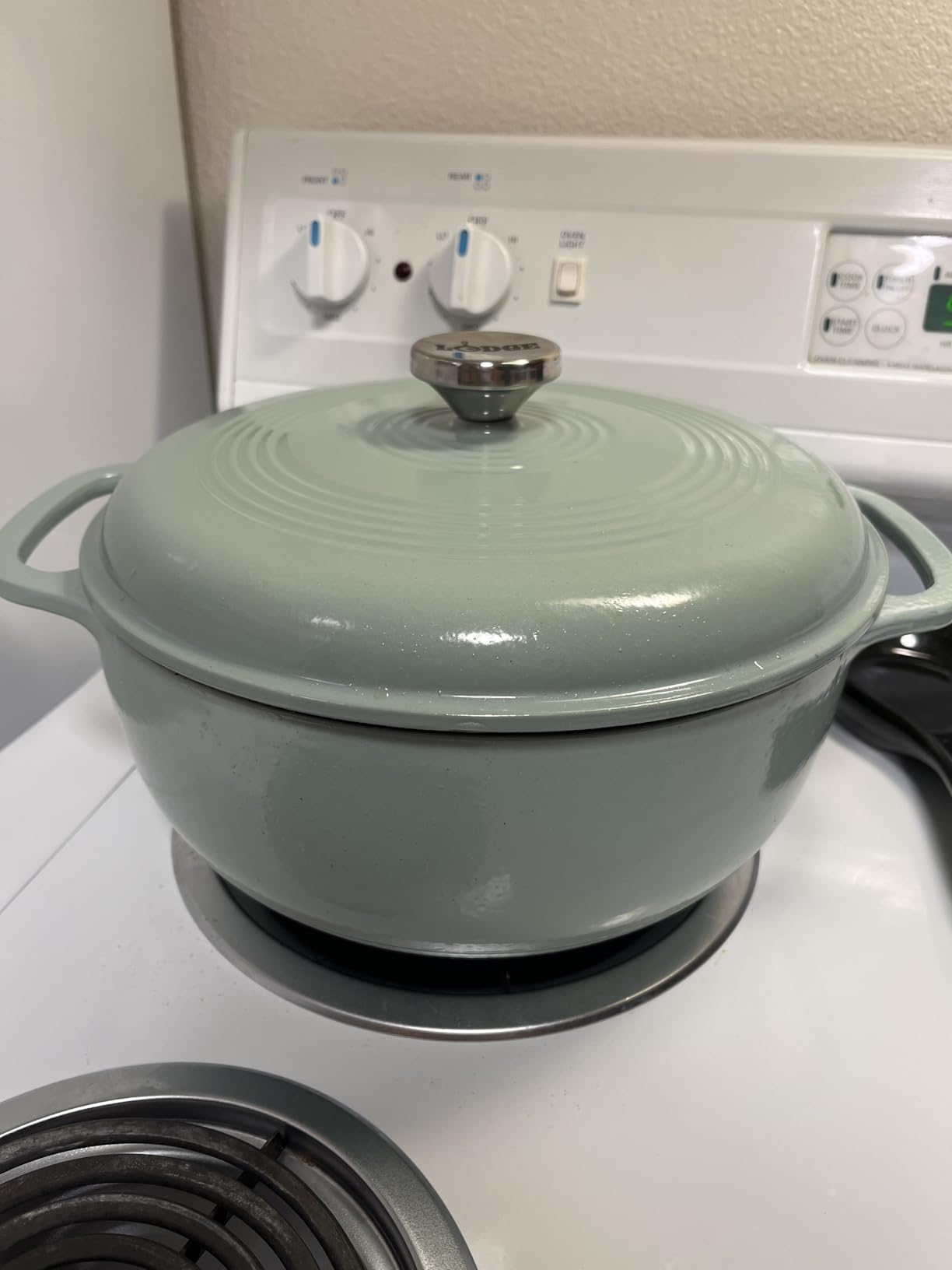 Lodge Essential Enamel Cast Iron Dutch Oven, 6 Quart, Oyster White customer photo 2