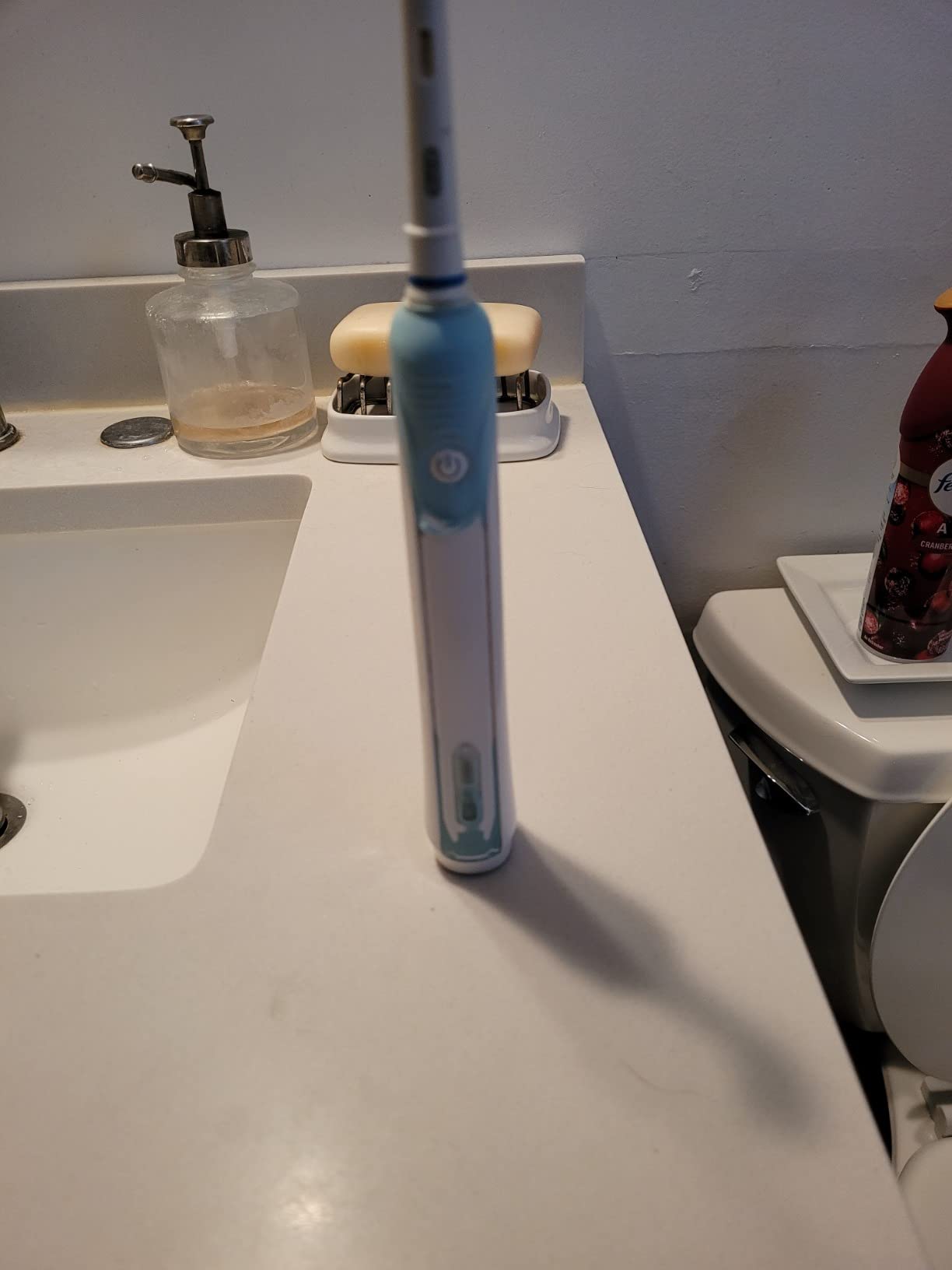 Oral-B Pro 1000 Rechargeable Electric Toothbrush, Black customer photo 2