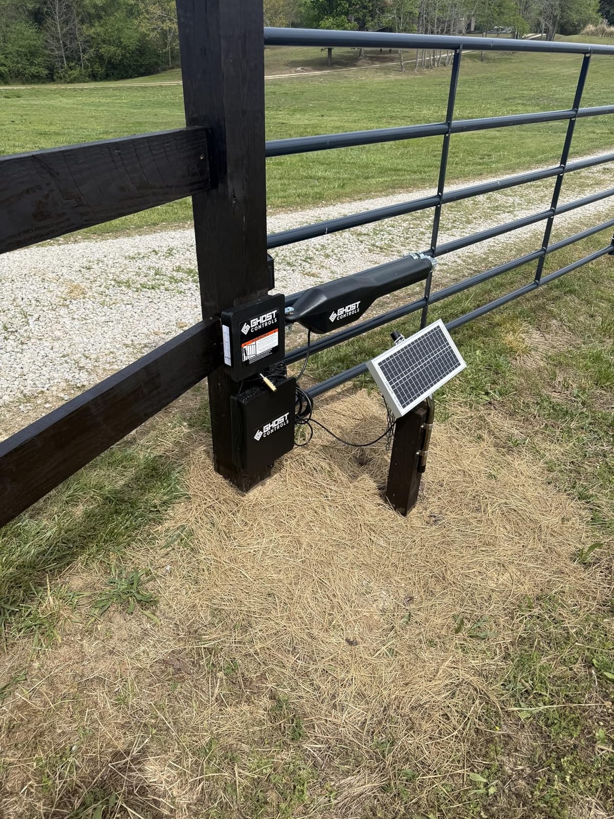 GHOST CONTROLS Solar Heavy-Duty Automatic Gate Opener Kit for Driveway Swing Gates with Long-Range Solar Gate Opener Remote - Model TSS1XP customer photo 2
