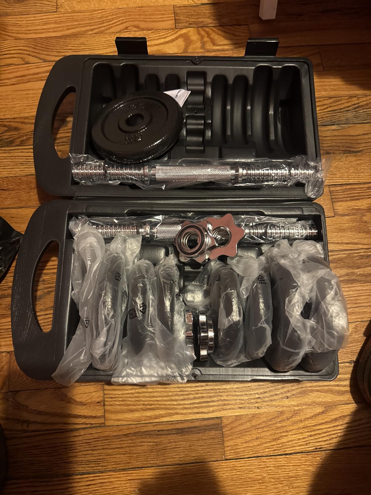 Amazon Basics Adjustable Dumbbell Hand Weight Set with Storage Case, Portable, Secure, 38 Pounds, Black customer photo 1