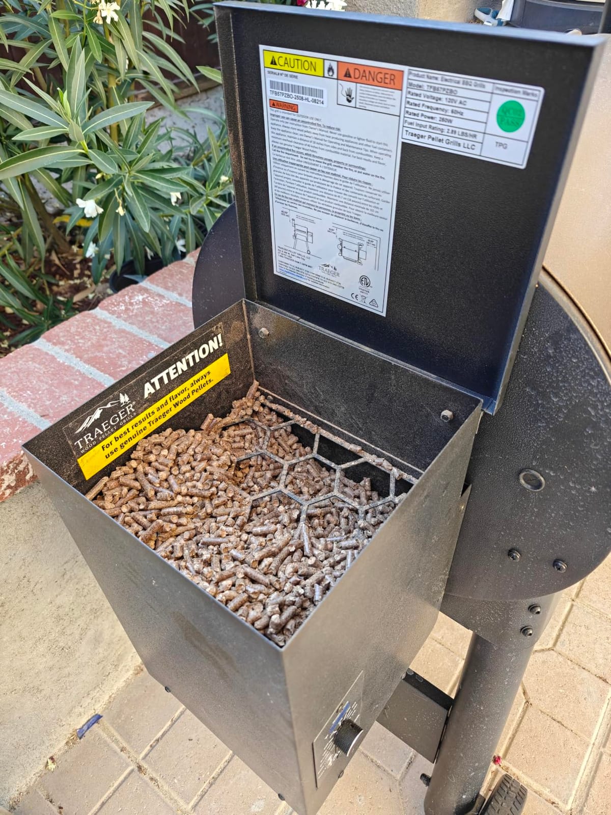 Traeger Pro 22 Wood Pellet Grill & Smoker, 572 Sq In, WiFi | 6-in-1 BBQ versatility, meat probe, 450°F max, 18 lb hopper - grill, smoke, bake, roast, braise & BBQ customer photo 2