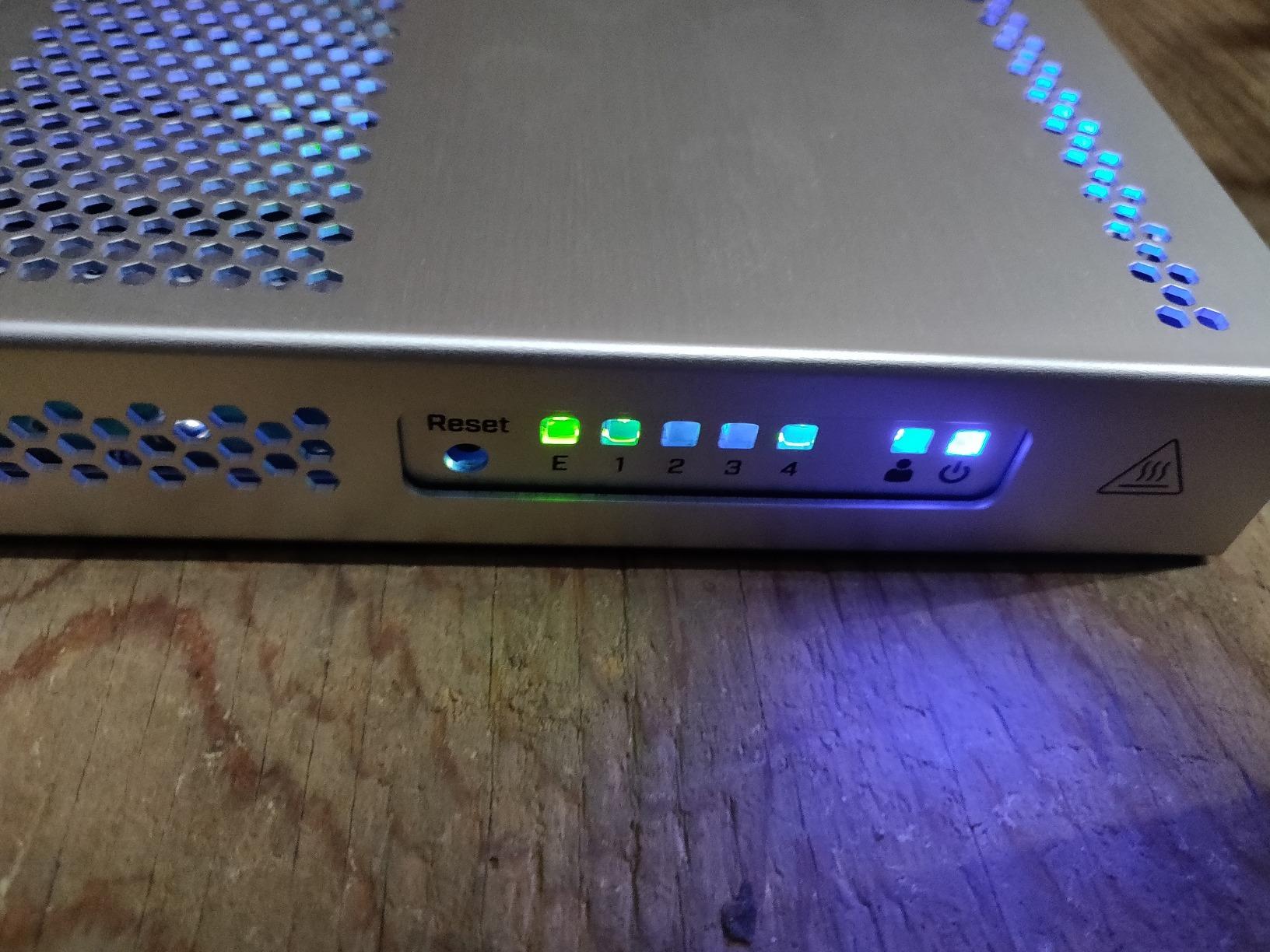 MikroTik CRS305-1G-4S+in 4x 10G SFP+ Desktop Switch, 1x 1G Ethernet customer photo 1