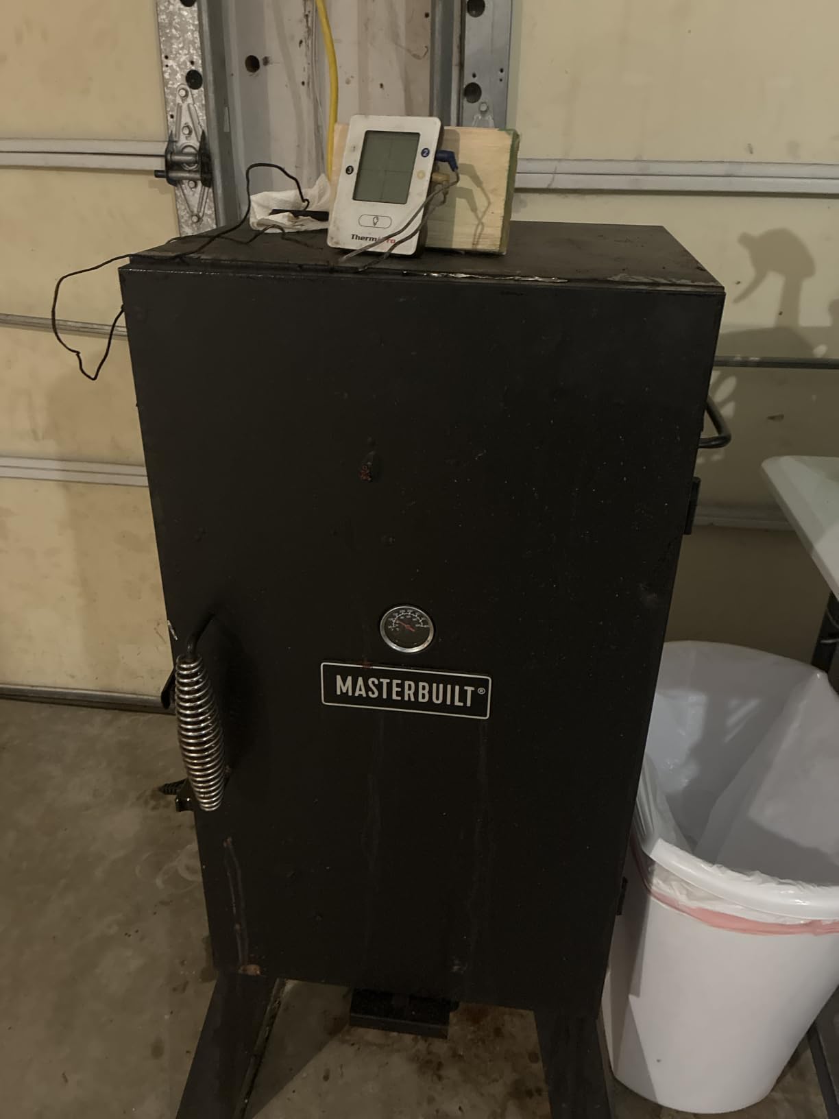 Masterbuilt 30-inch Electric Vertical BBQ Smoker with Analog Temperature Control, Chrome Smoking Racks and 535 Cooking Square Inches in Black, Model MB20070210 customer photo 2