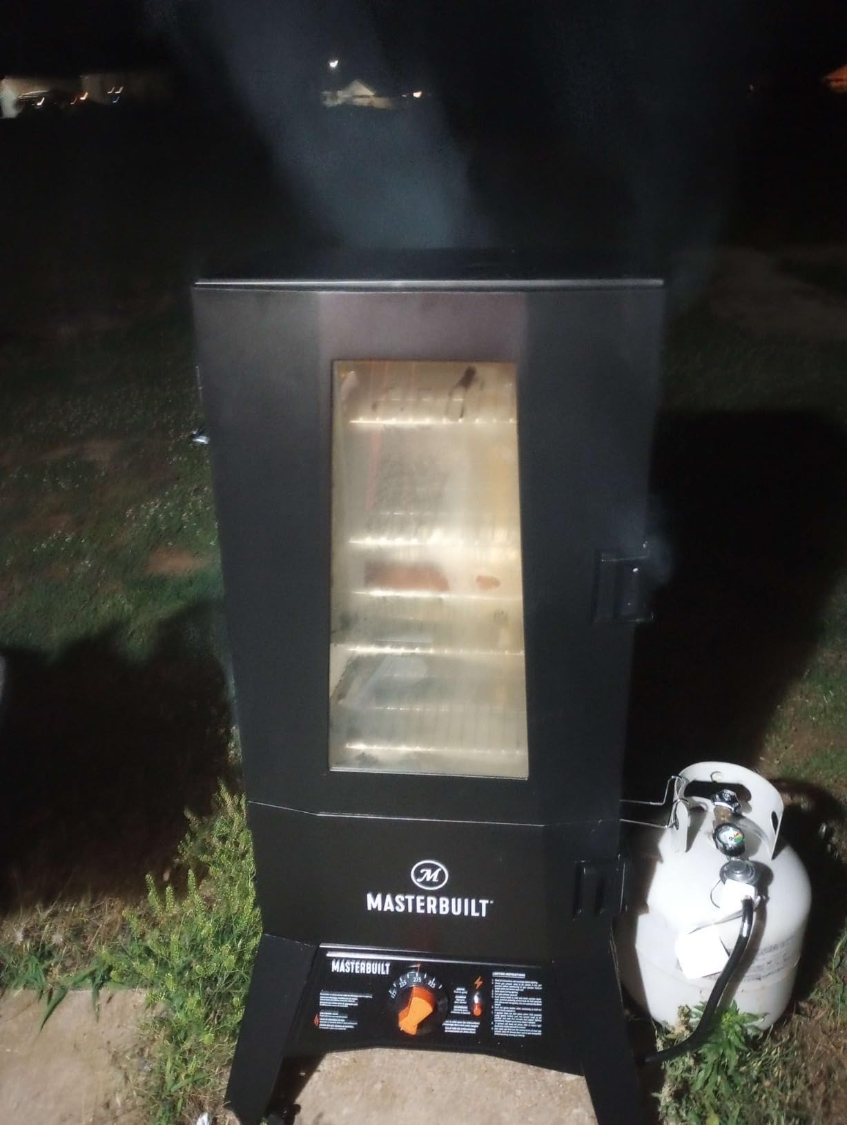 Masterbuilt 40-inch ThermoTemp Propane Gas Vertical BBQ Smoker with Analog Temperature Control and 960 Cooking Square Inches in Black, Model MB20051316 customer photo 1
