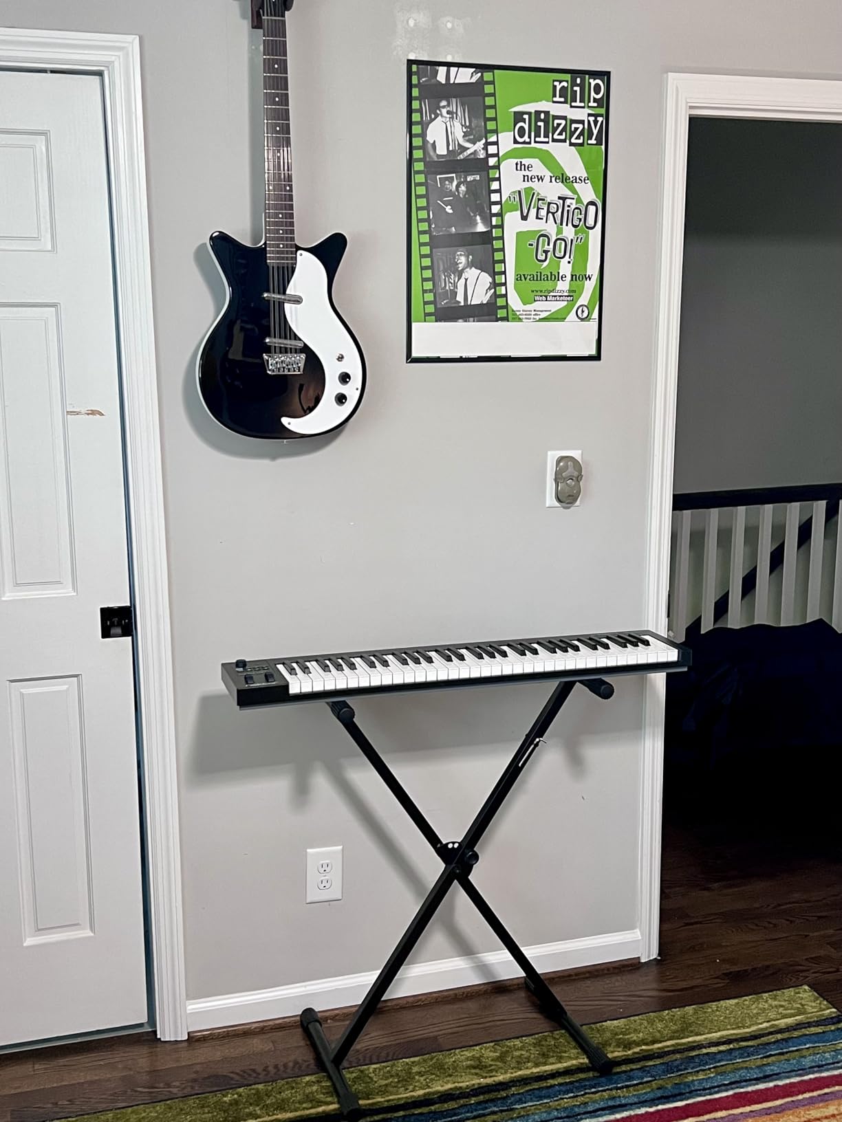 Amazon Basics Fixed Height Keyboard and Piano Stand, Z-Shape, Black, For Compact Space, Carpet Stability & More Legroom customer photo 1