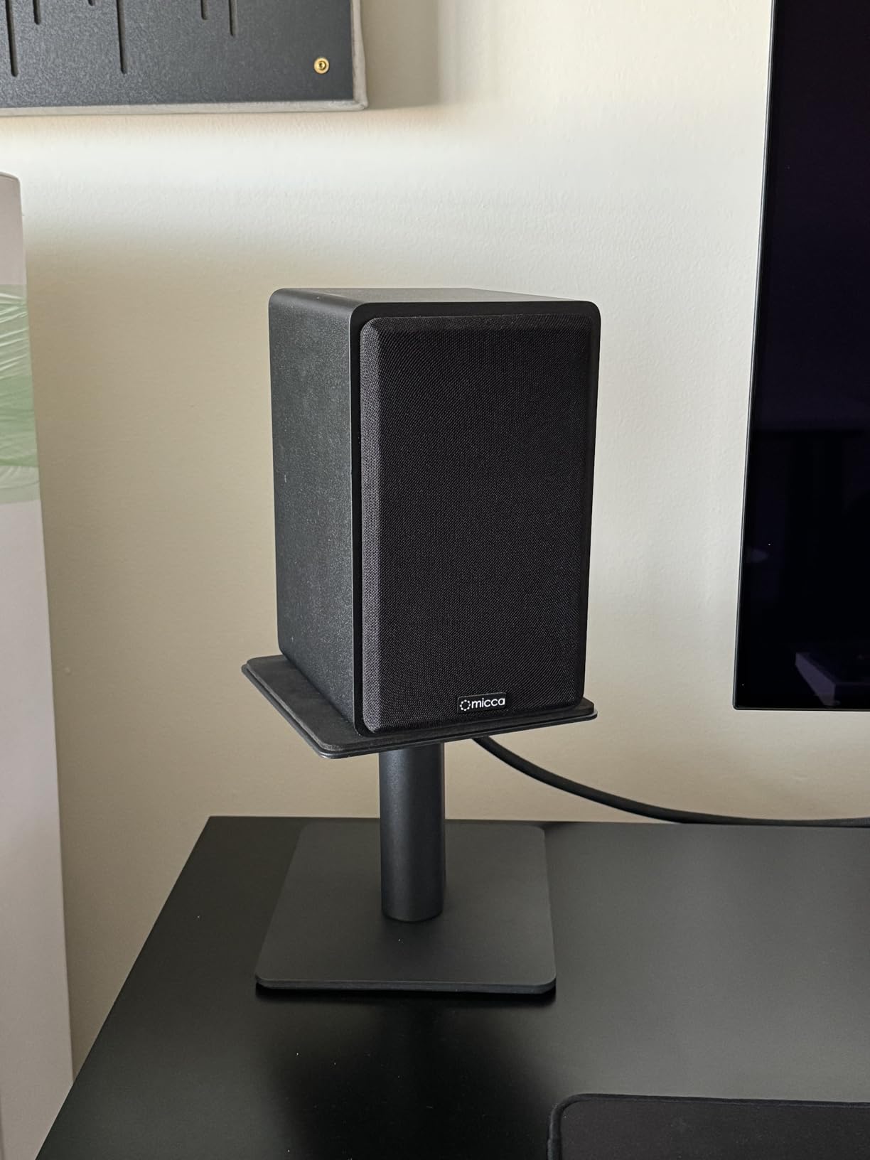 Kanto SP6HD Desktop Speaker Stands for Medium/Large Bookshelf Speakers & Mid-Size/Full-Size 4