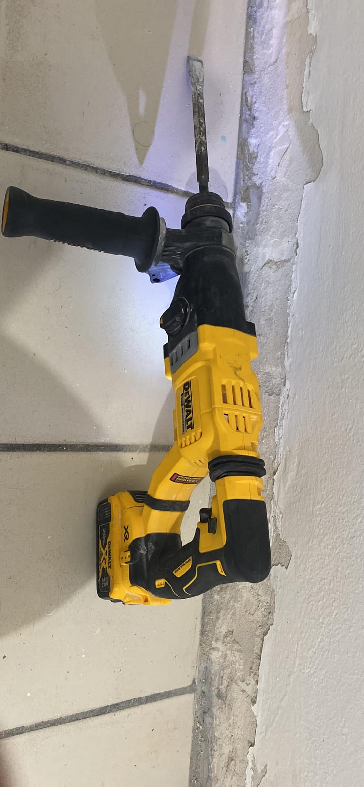DEWALT 20V MAX Rotary Hammer, SDS Plus, 1-1/8-Inch, Tool Only (DCH263B) customer photo 2