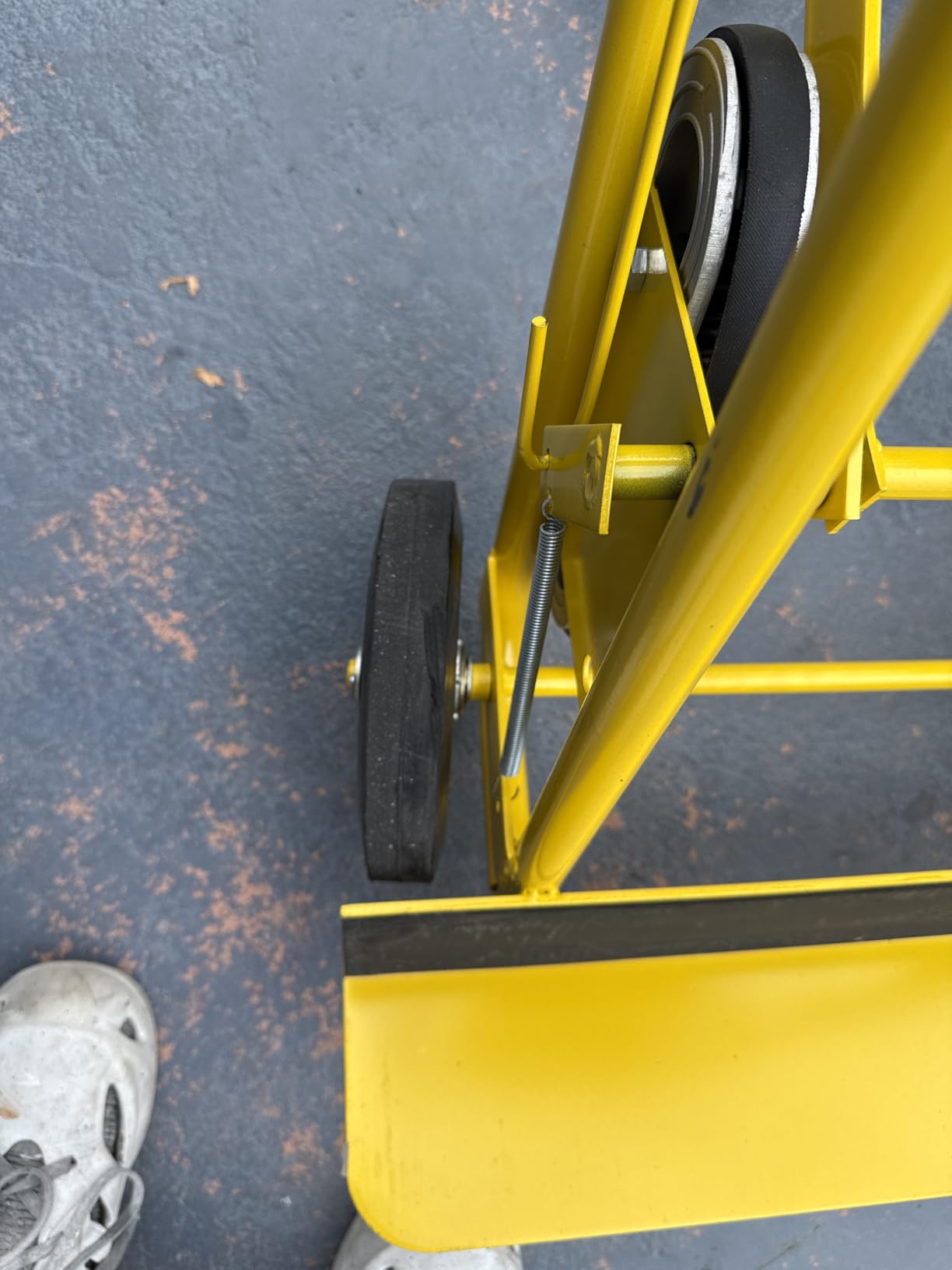 Strongway Convertible Hand Truck, 1,200-Lb., 2- or 4-Wheel Design | 8in. rubberized wheels, Auto-rewind ratchet belt, Controlled appliance moving, Secure load positioning, Industrial use customer photo 1