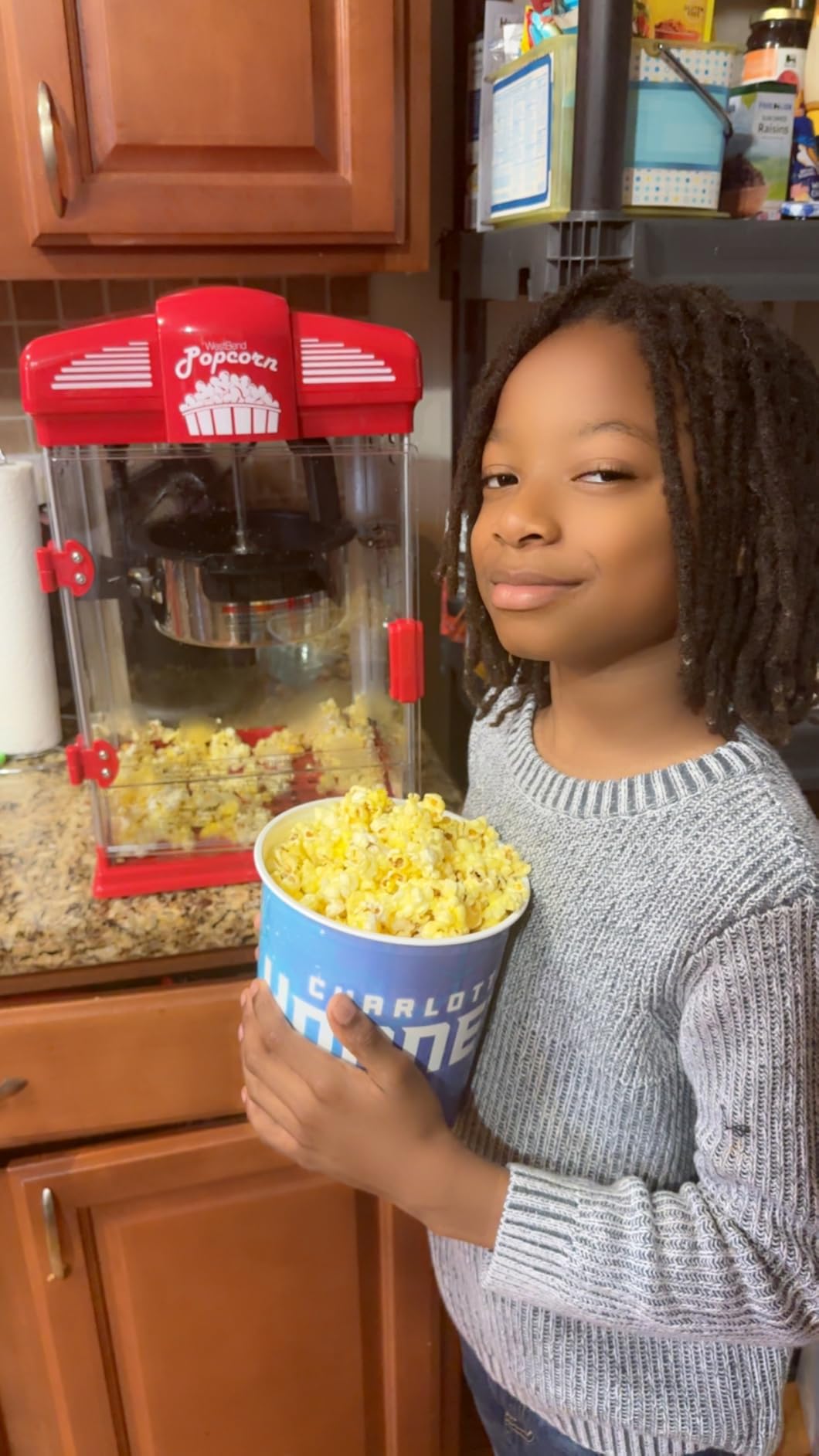 West Bend Stir Crazy Movie Theater Popcorn Popper, Gourmet Popcorn Maker Machine with Nonstick Popcorn Kettle, Measuring Tool and Popcorn Scoop, 4 Qt., Black customer photo 2