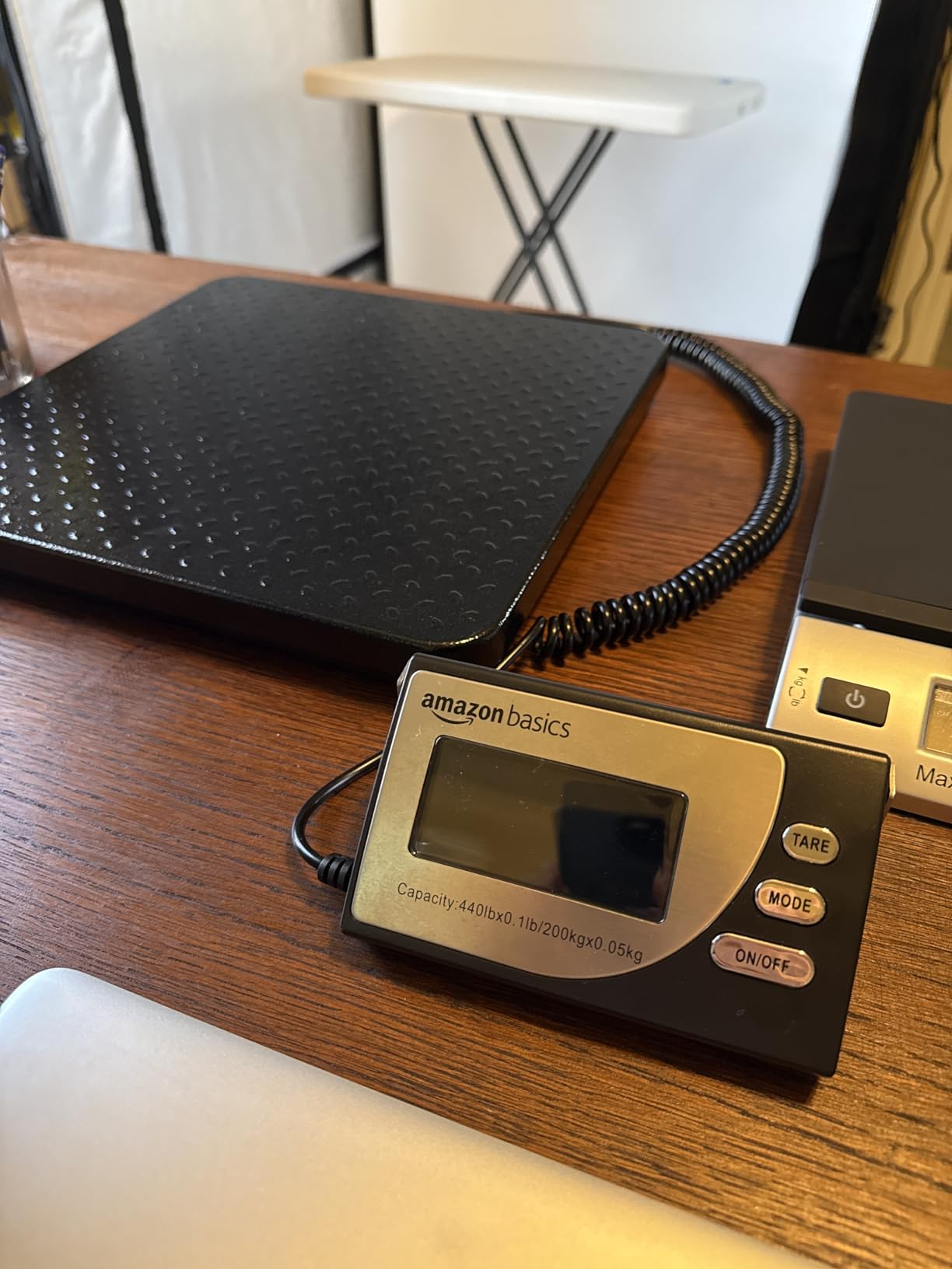 Amazon Basics Digital Postal Scale with Tare Function, Heavy Duty, Aluminium Platform, 440 lb Capacity, Digital Shipping, Portable, Black customer photo 1