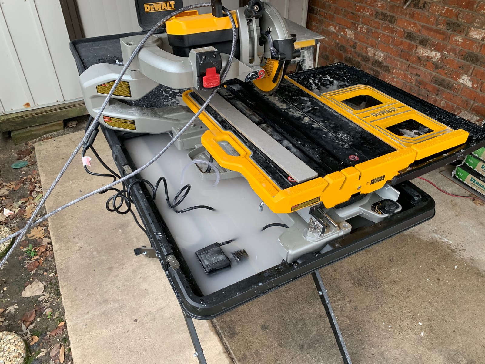 DEWALT Wet Tile Saw with Stand, 10 Inch, 15-Amp, 1,220 MWO, Corded (D36000S) customer photo 1