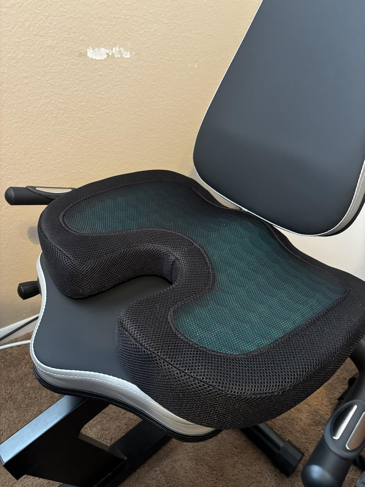 Amazon Basics Comfortable Seat Cushion for Office Chairs, Gel Enhanced Memory Foam, Non-Slip, Cooling Support for Long Sitting, Black customer photo 1