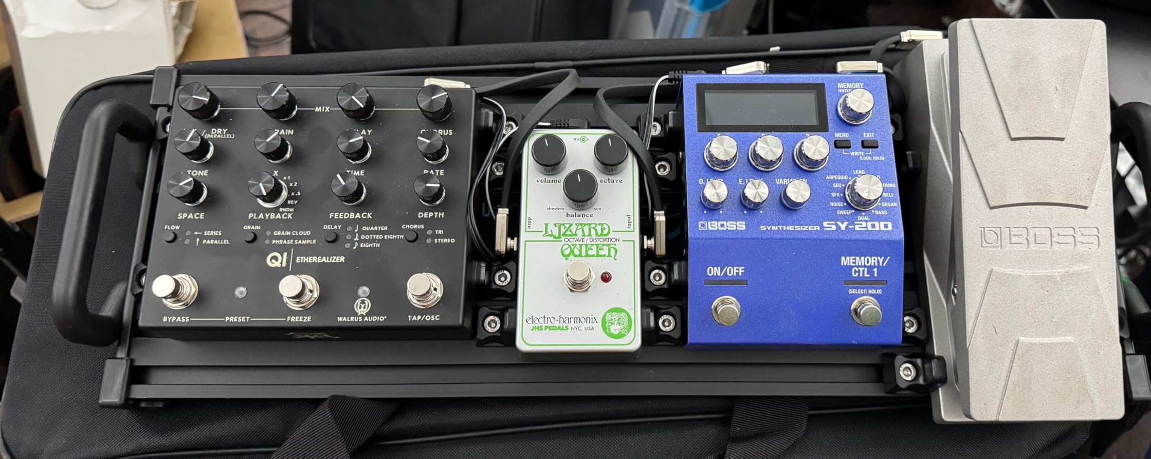 GUITTO Guitar Pedalboard, Secure Clip-On Design Aluminum Alloy Pedal Board with Carry Bag, No Adhesive Needed for Effects Pedals, for Gigs and Rehearsals, GPB-03 Large customer photo 2
