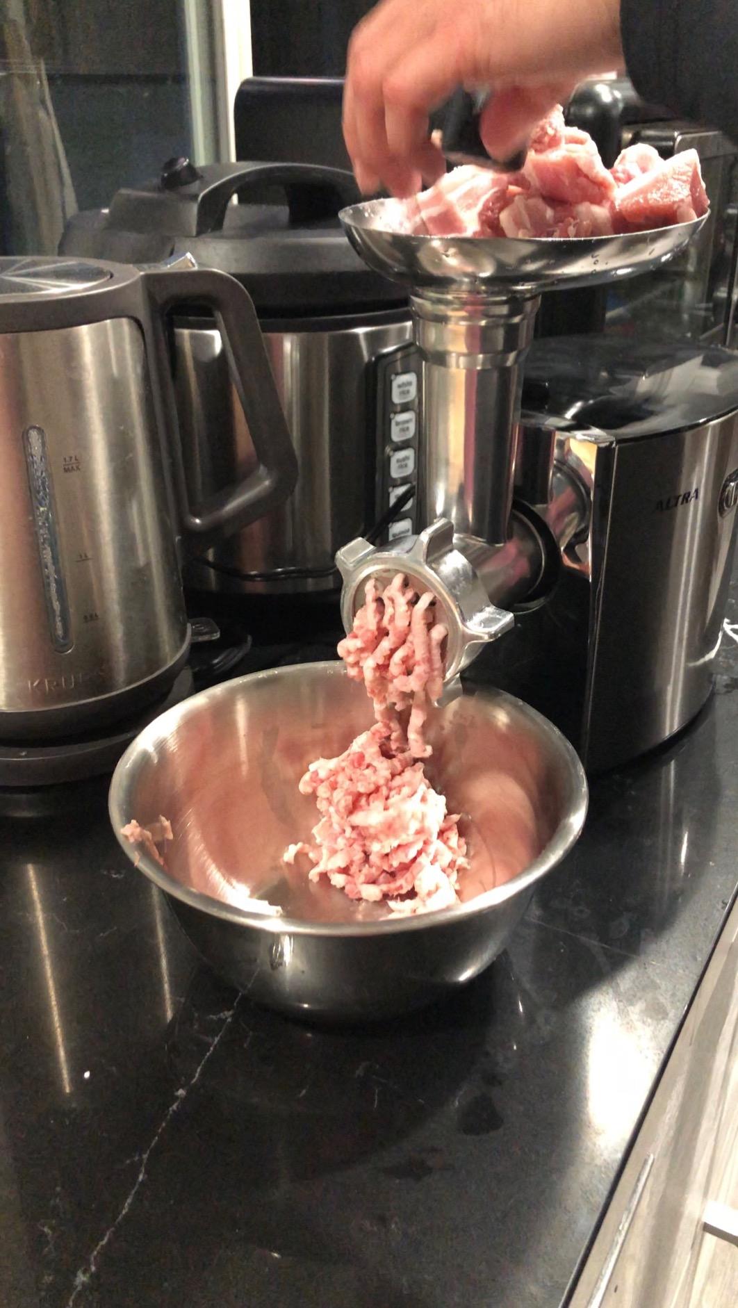 CHEFFANO Meat Grinder, 2800W Max Meat Grinder Electric, ETL Approved Heavy Duty Meat Mincer Machine with 2 Blades, 3 Plates, Sausage Stuffer Tubes & Kubbe Kit for Home Kitchen Use customer photo 2