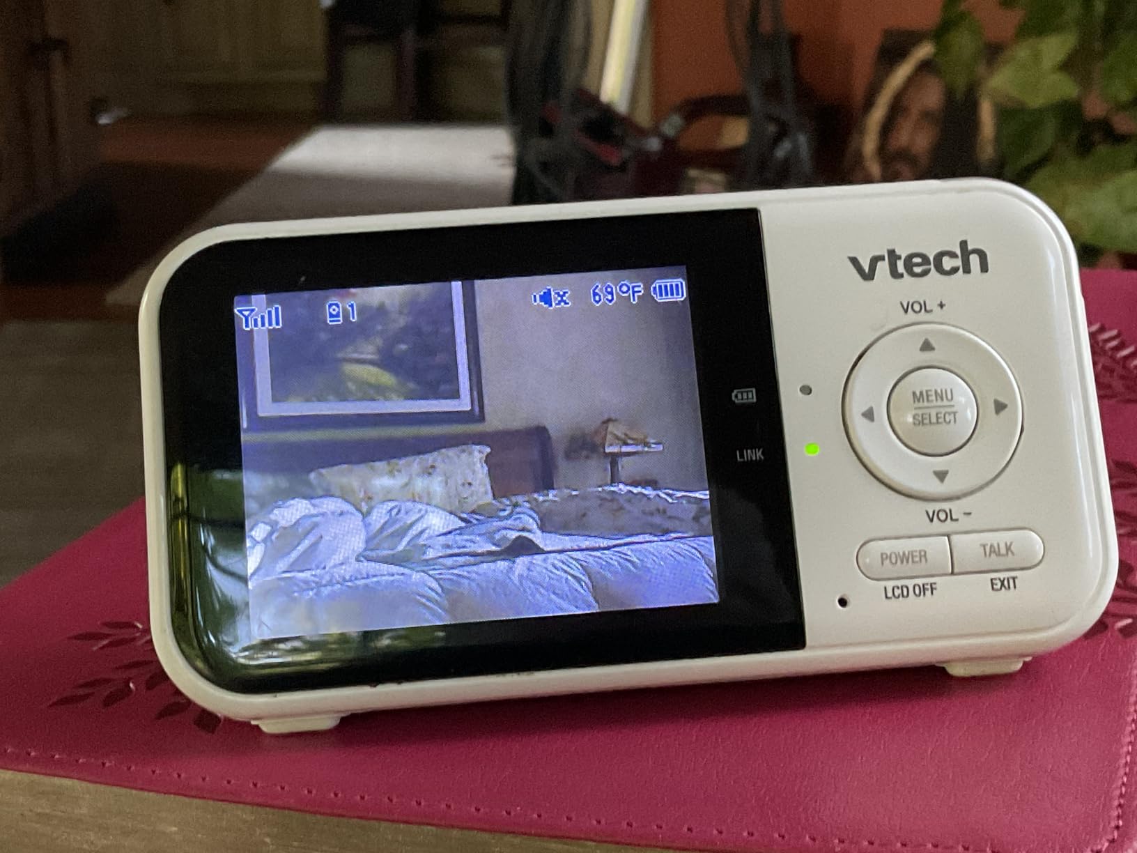 VTech Baby Monitor No WiFi VM819 - 19Hr Video Battery, 1000ft Range, Night Vision, Two-Way Talk, Temperature Sensor, Sound-Activated Screen, Lullabies customer photo 1