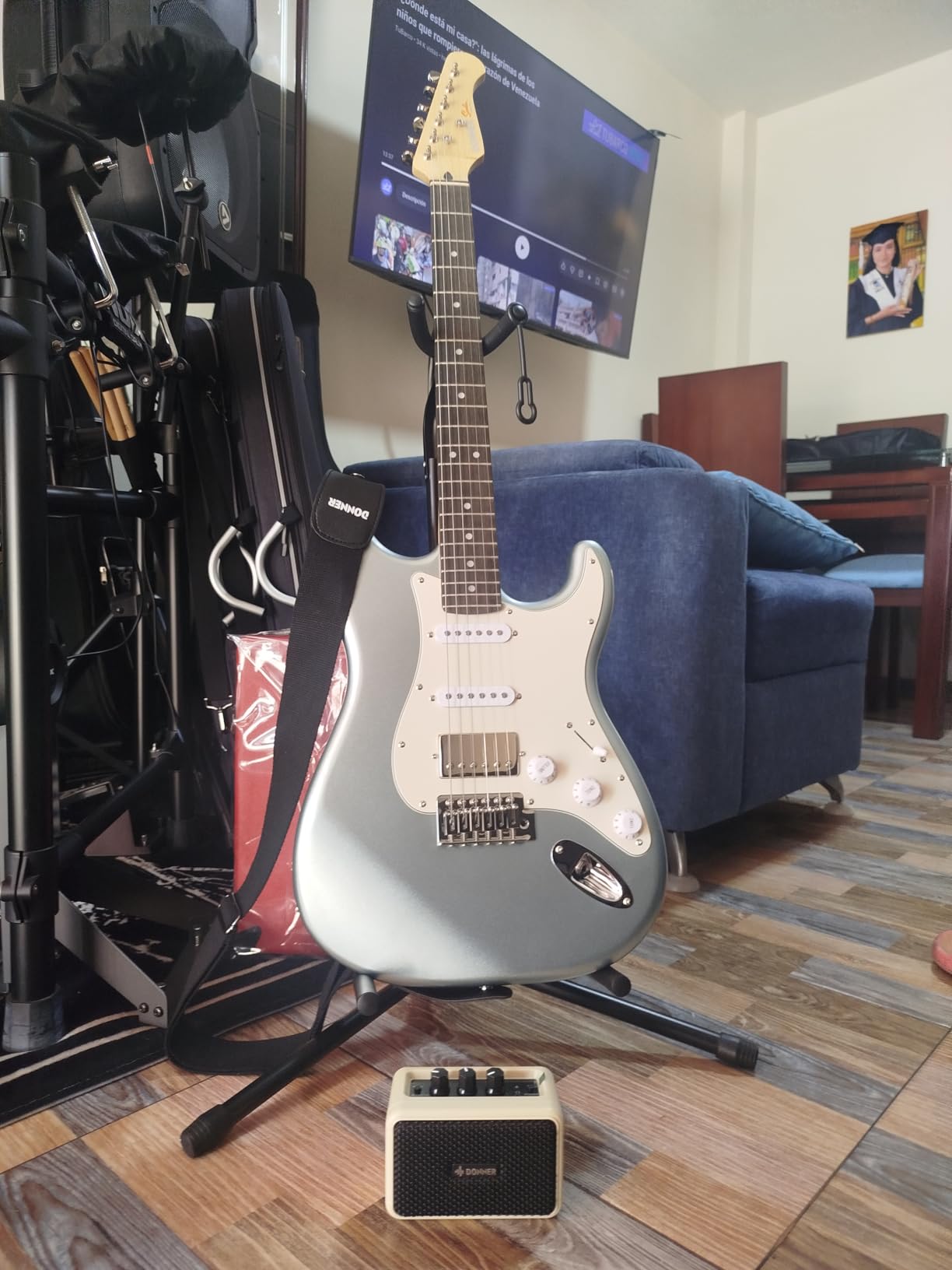 Donner DST-152B Electric Guitar Starter to Intermediate Kit, HSS Coil Split customer photo 1