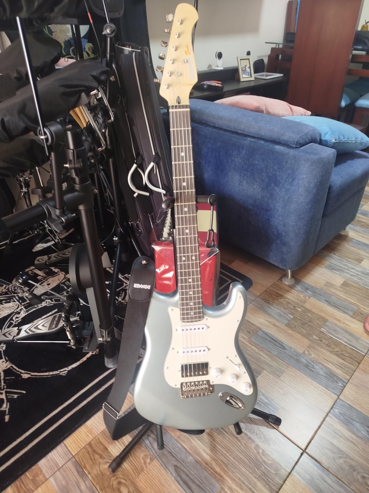 Donner DST-152B Electric Guitar Starter to Intermediate Kit, HSS Coil Split customer photo 2