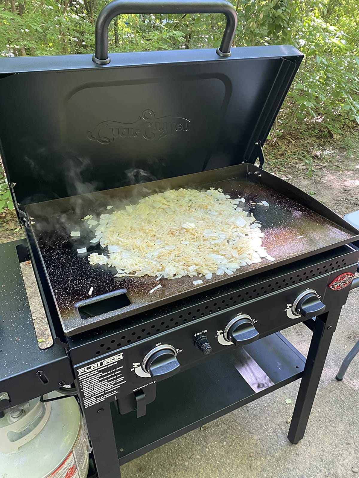 Char-Griller Flat Iron 3-Burner Propane Gas Flat-Top Griddle with Steel Griddle Top, Hinged Lid and Wind Guards, 520 Cooking Square Inches in Black, Model 8428 customer photo 1