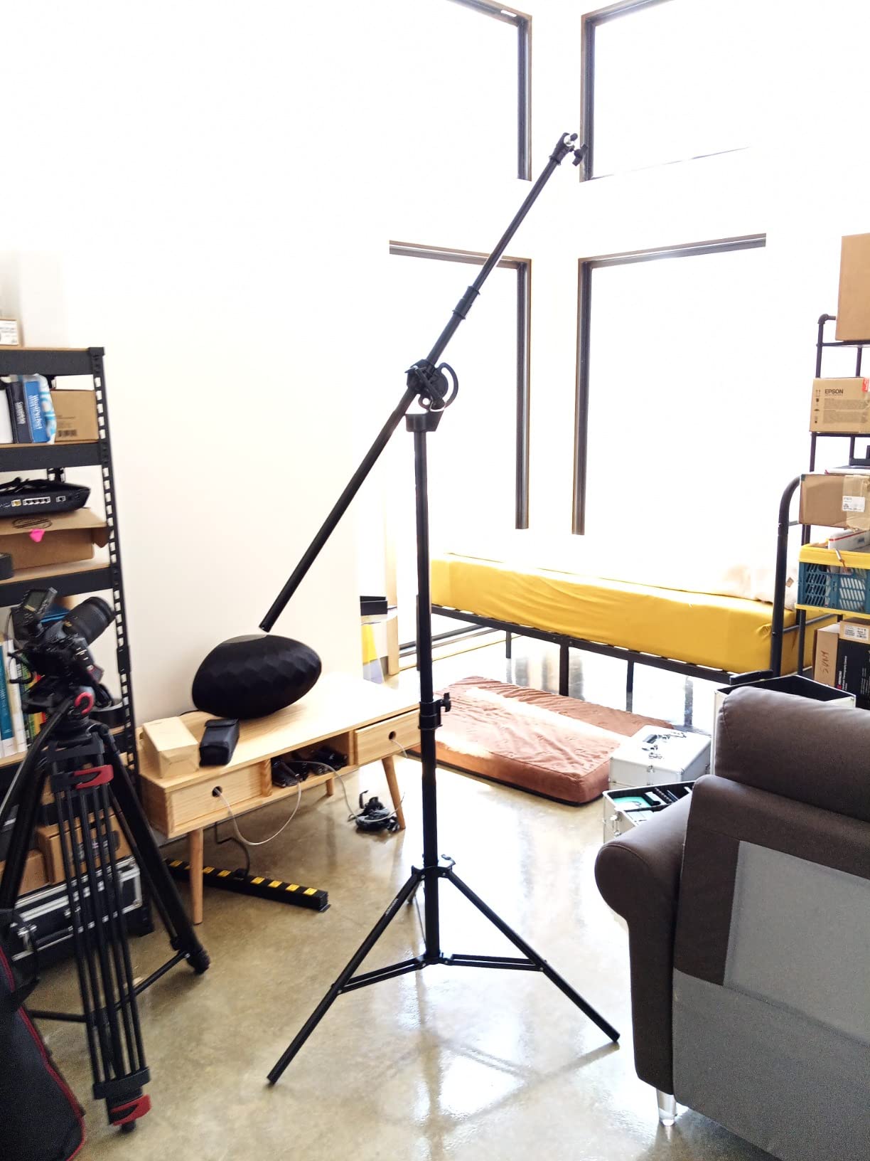 Neewer 2-in-1 Photography Light Stand, Aluminum Alloy 9.7ft Heavy Duty Tripod Stand with 3.8ft Boom Arm and Empty Sandbag for Video Light, Strobe, Reflector, Softbox for Studio Photo Video Shooting customer photo 1