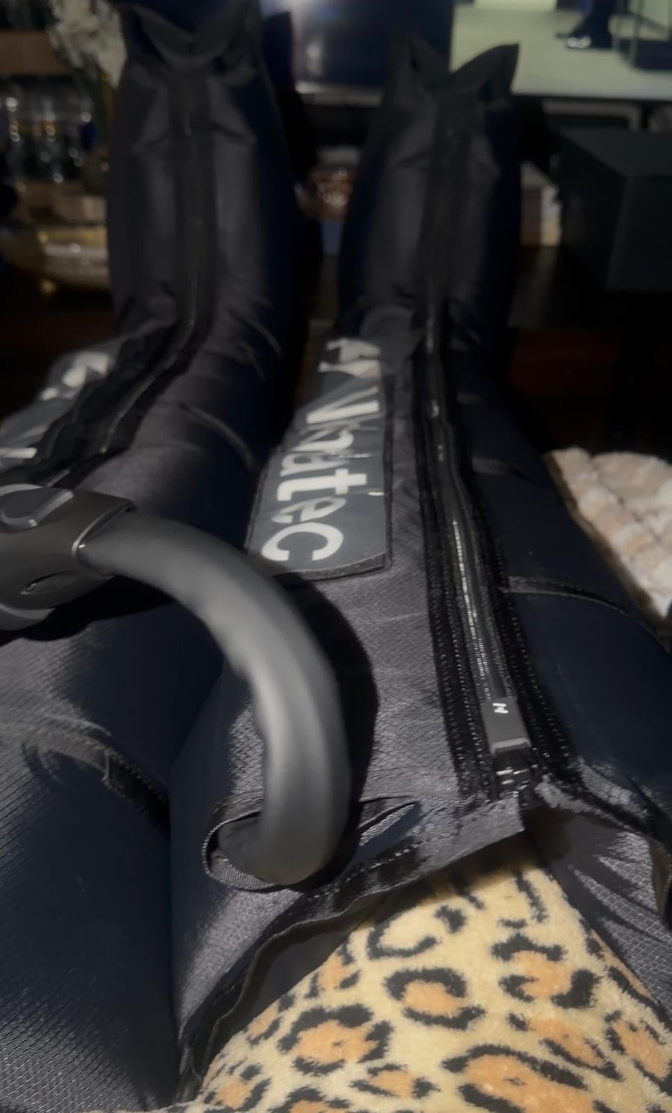 Hyperice Normatec 3 Legs Compression Boots Full Leg Recovery Size Standard customer photo 1