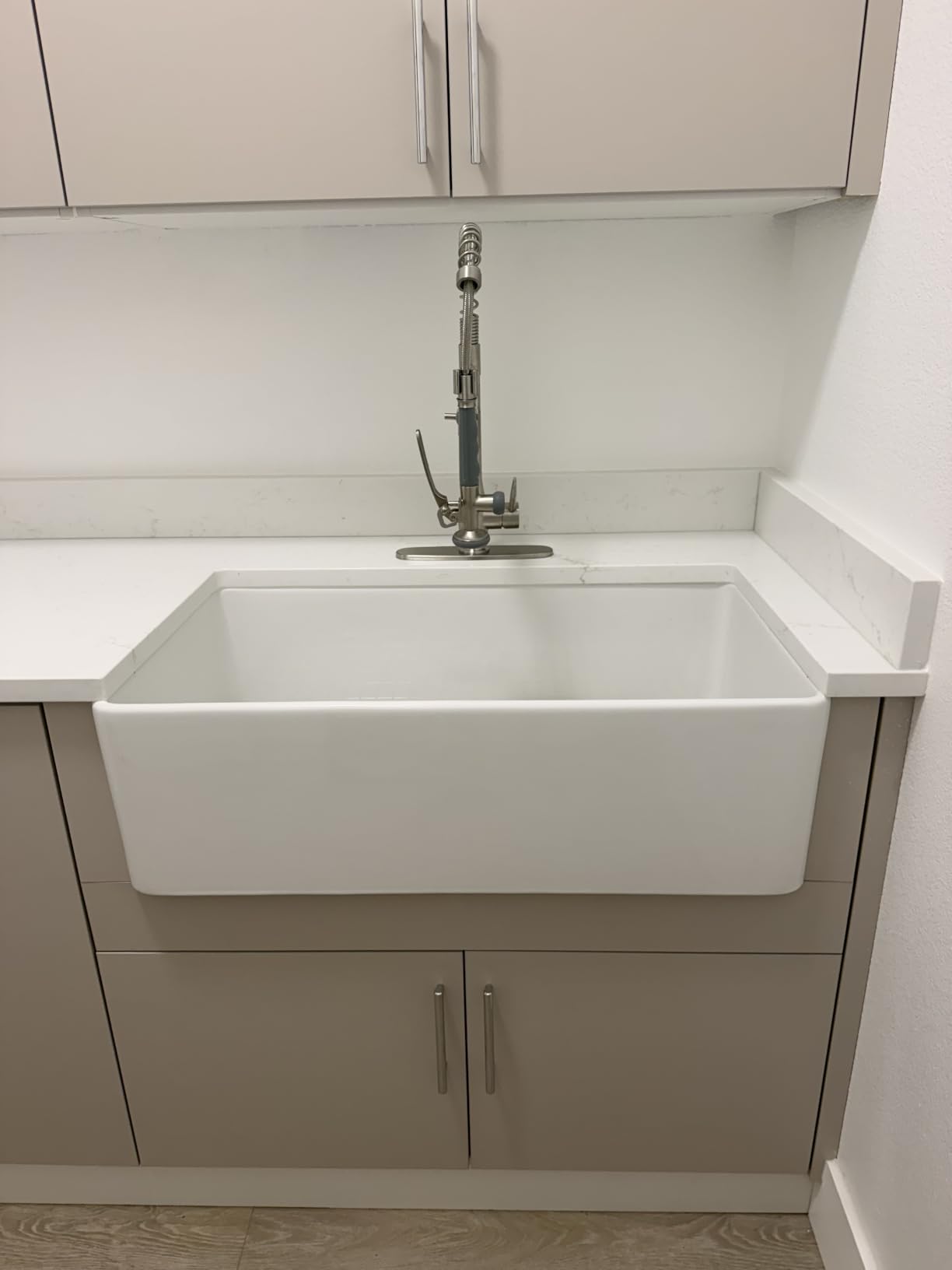 Miuara Farmhouse Sink 33 x 18 Inch White Fireclay Apron Front Kitchen Sink - Heavy Duty Single Bowl, Resistant to Stains, Chipping, Heat & Scratch customer photo 2