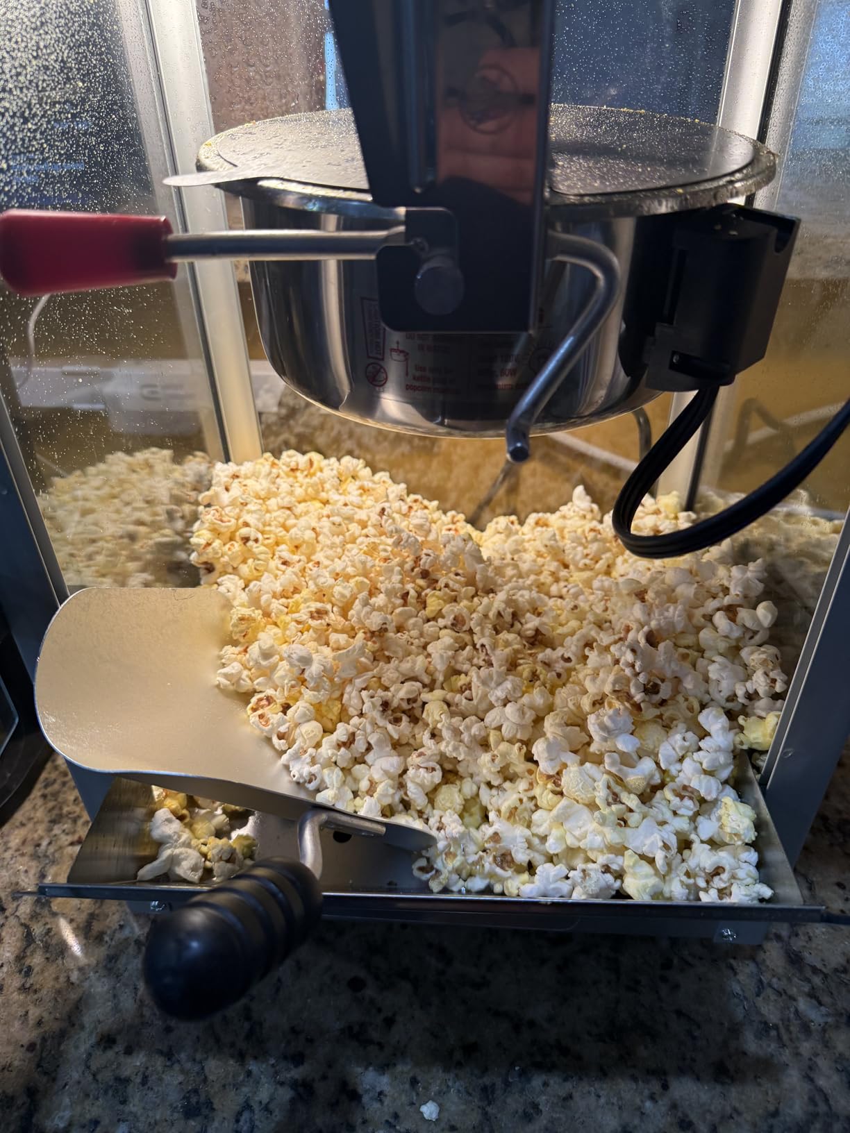 VEVOR Commercial Popcorn Machine, 8 Oz Kettle, 850 W Countertop Popcorn Maker for 48 Cups per Batch, Theater Style Popper with 3-Switch Control, Steel Frame, Tempered Glass Doors, Red customer photo 2