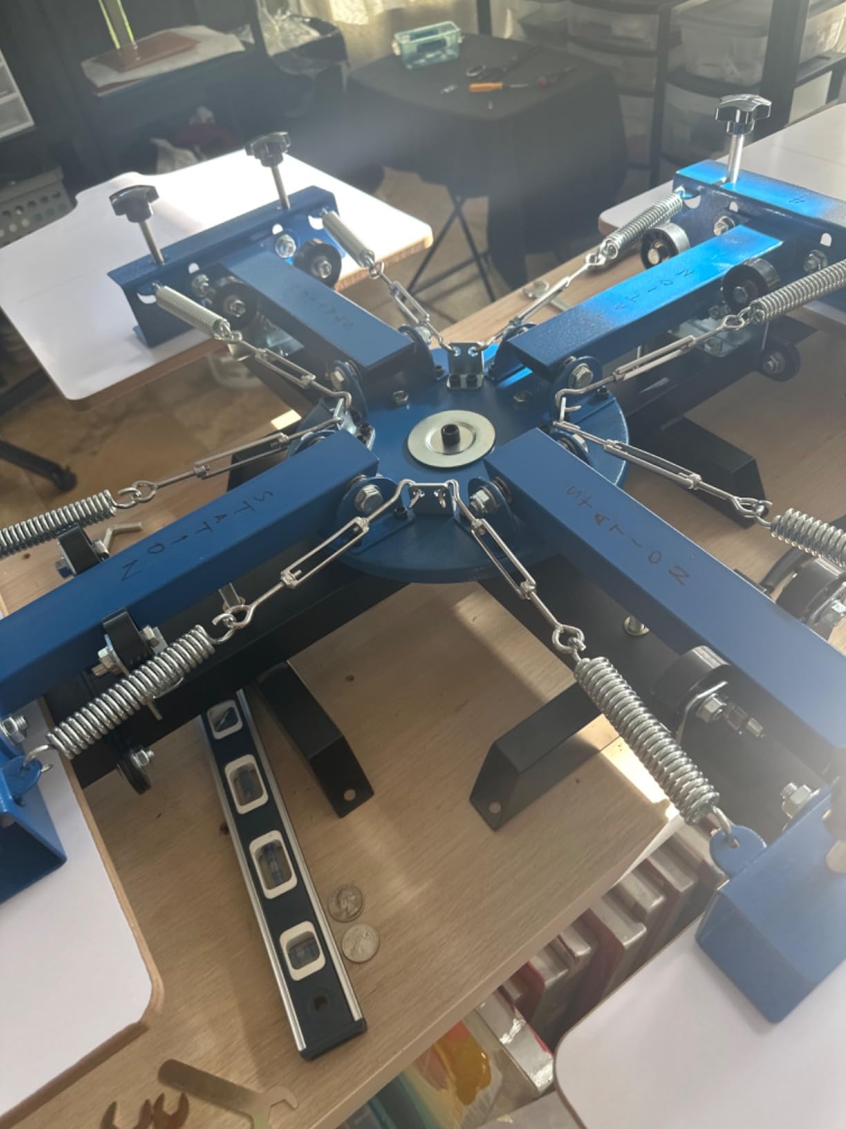VEVOR Screen Printing Machine, 4 Color 4 Station 360° Rotable Silk Screen Printing Press, 21.2x17.7in / 54x45cm Screen Printer Machine, Double-Layer Positioning Pallet for T-Shirt DIY Printing customer photo 2