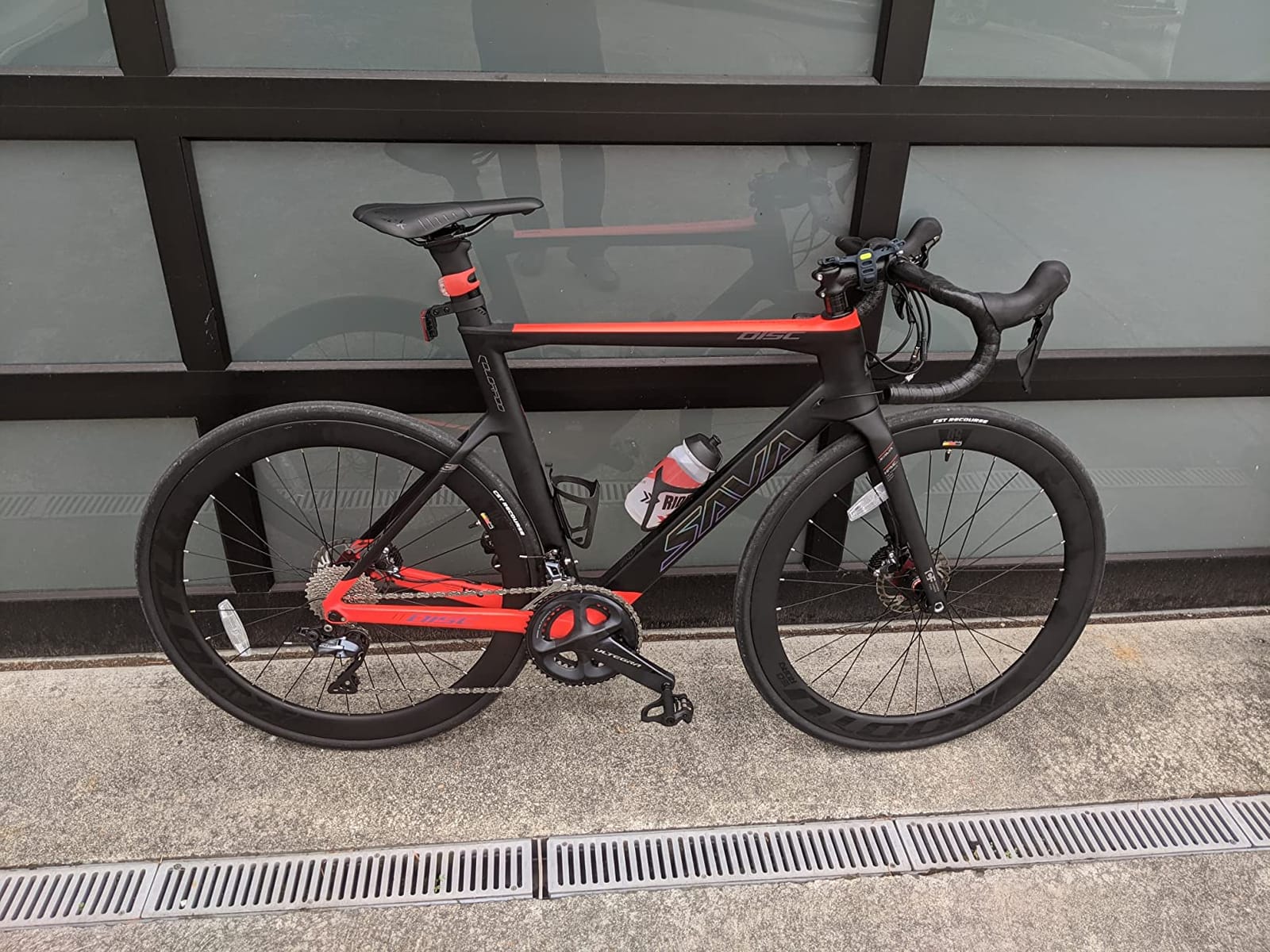 SAVADECK Carbon Disc Road Bike, Integrated Design Racing Bicycle Carbon Frame Carbon Fork with Shimano SORA R3000 Derailleur System 18 Speed Disc Brake Road Bike for Men or Women. customer photo 1