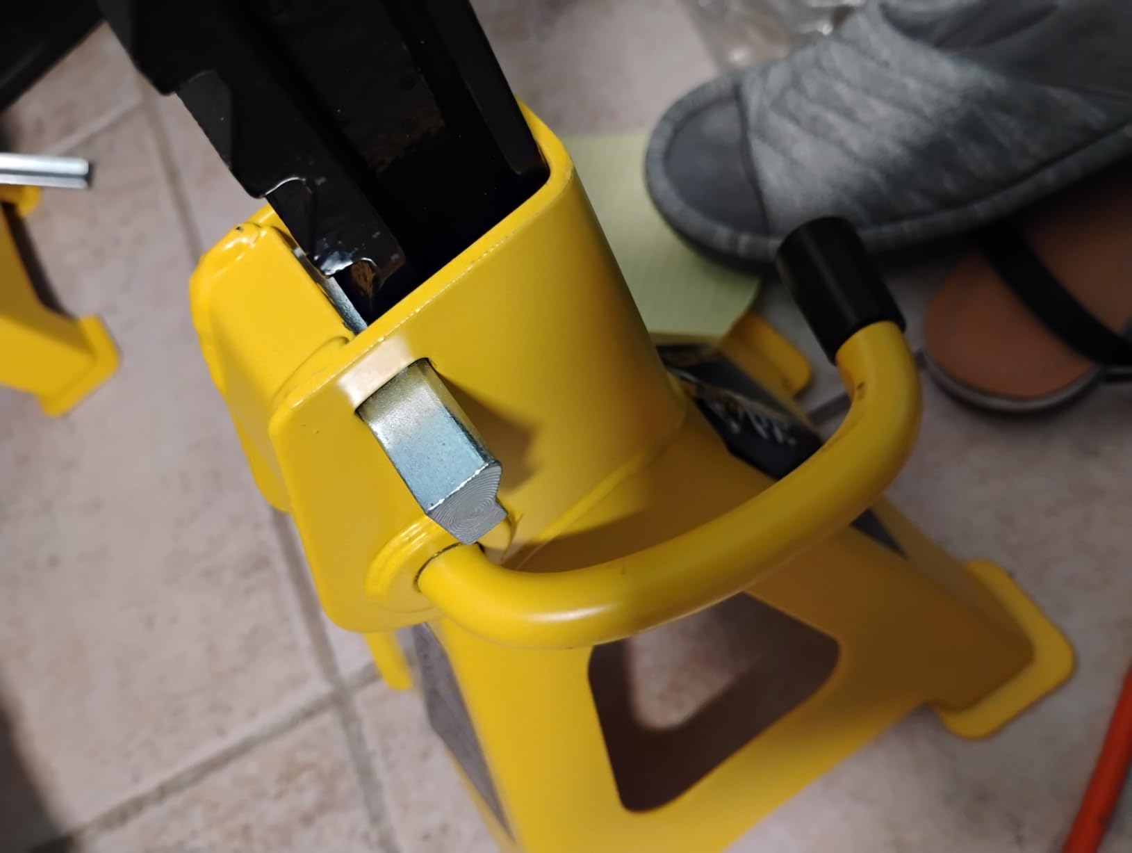 YELLOW JACKET Car Jack Stands 3 Ton with Double Locking and Large Foot Base for Lifting SUVS, Heavy Duty Steel, 6600 lb Capacity, 1 Pair, Yellow customer photo 2