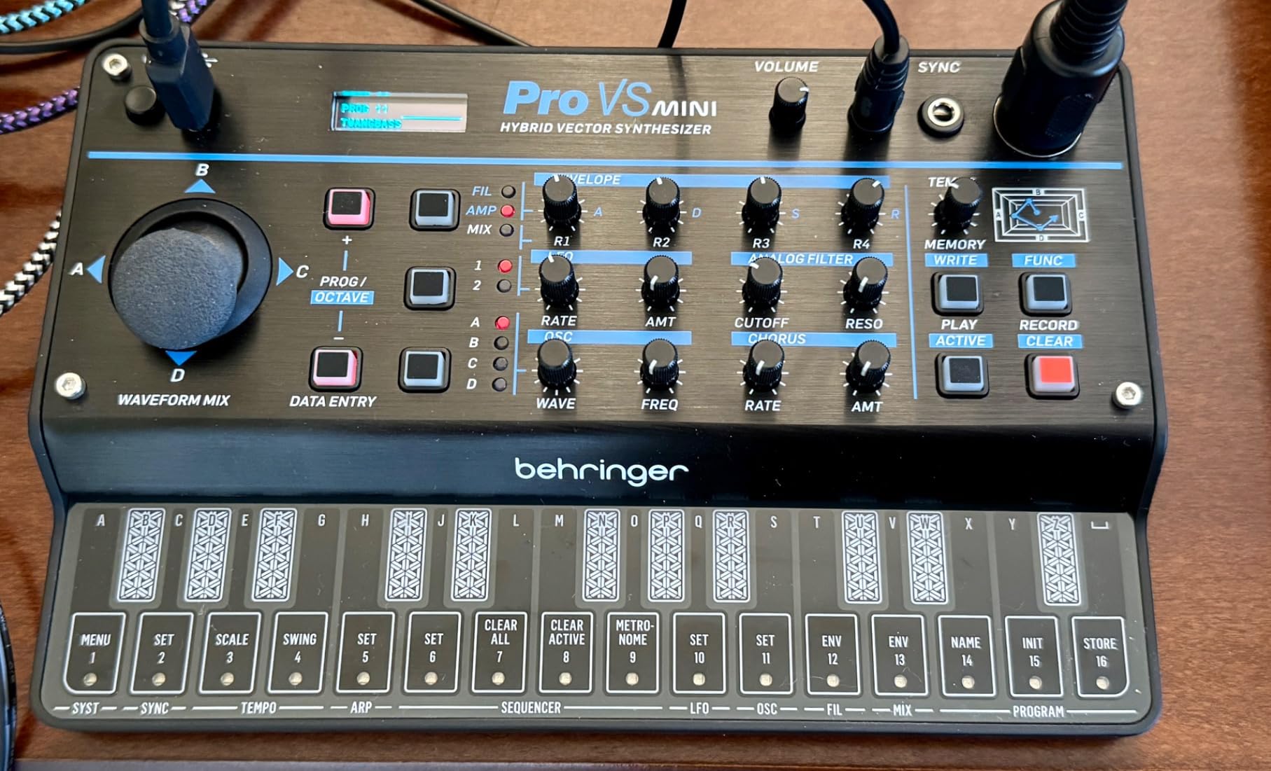 Behringer Pro VS Mini Portable 5-Voice Hybrid Synthesizer customer photo 2
