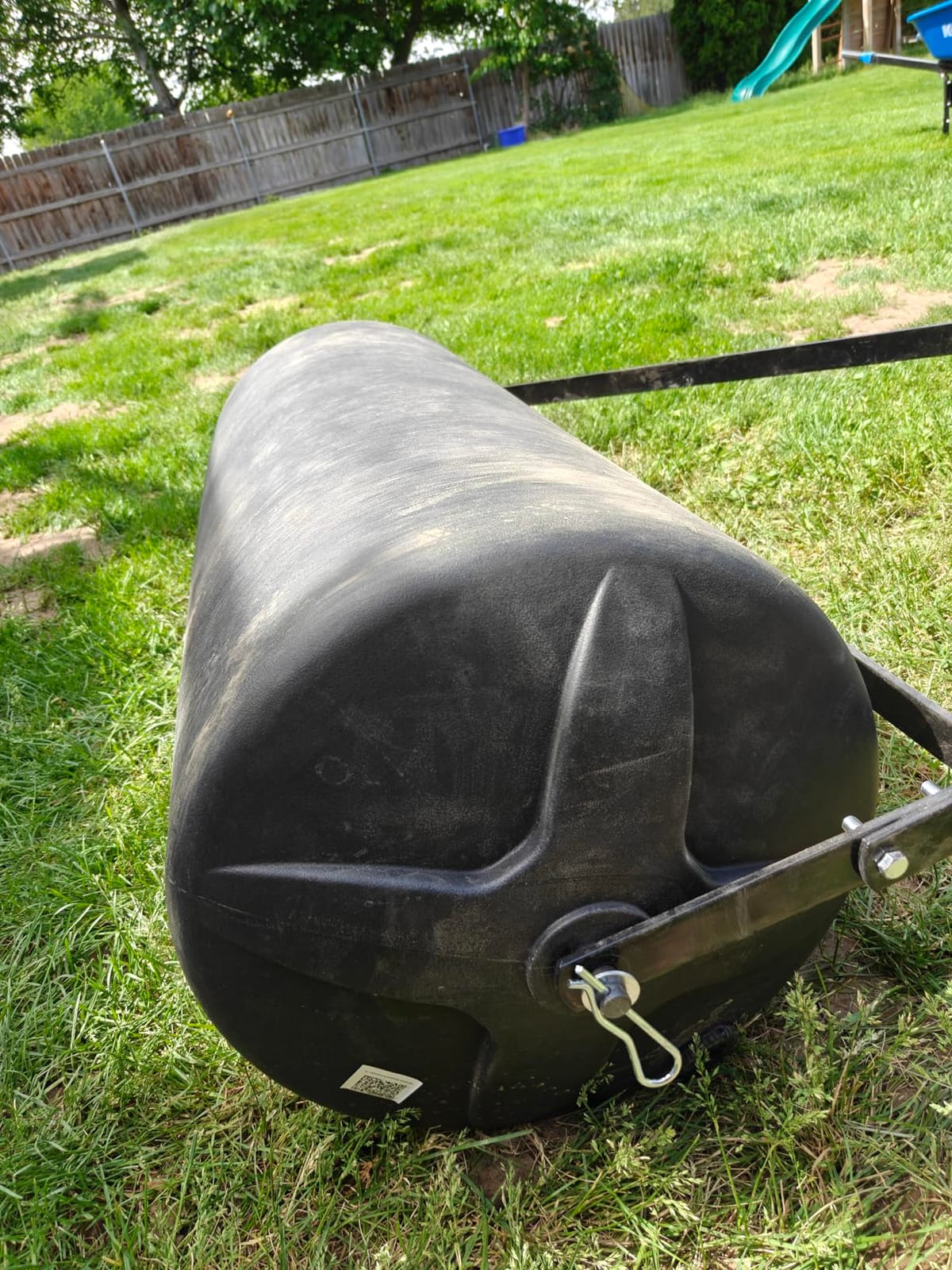 VEVOR Tow Behind Lawn Roller, 400lbs Sand/Water Filled Yard Roller, LLDPE Drum and Steel Frame Sod Roller with Easy-Turn Plug, Tow Behind a Tractor or ATV for Lawn, Garden, Farm, Park, Black customer photo 2