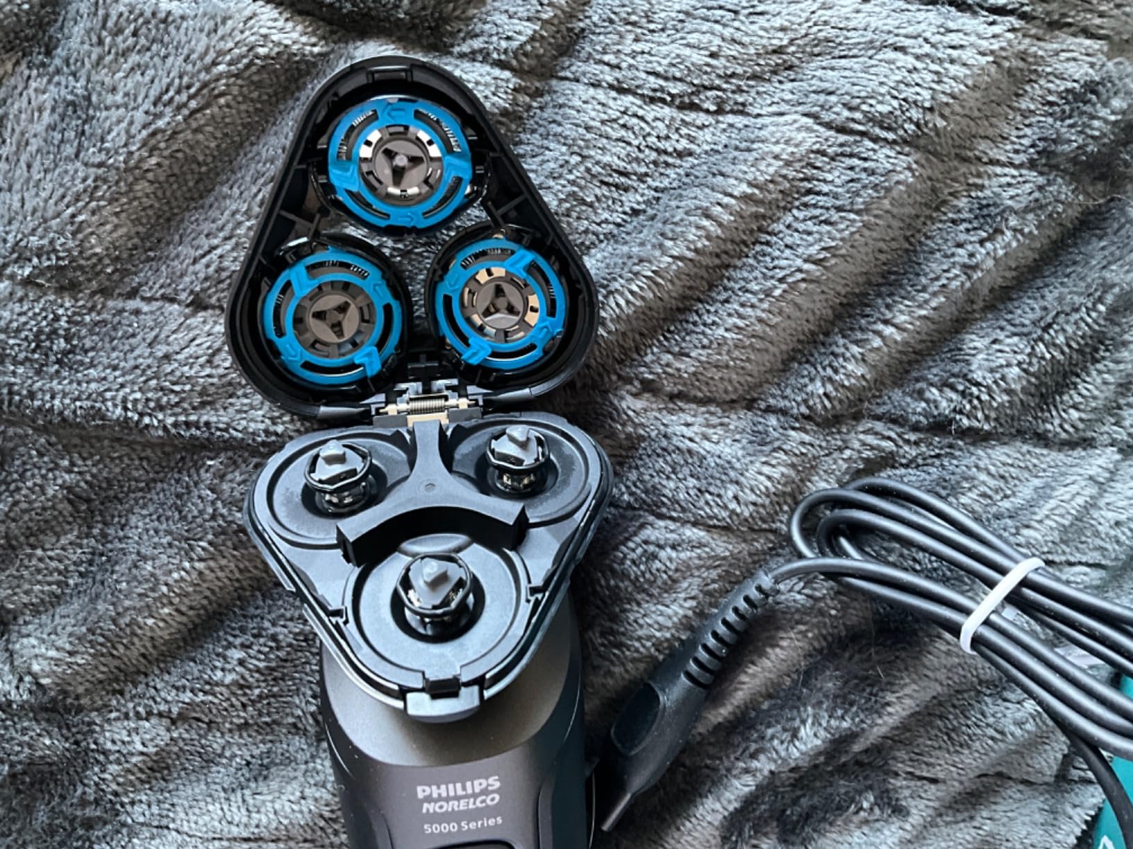 Philips Electric Shavers for Men, Rechargeable AquaTouch Mens Electric Shaver Wet and Dry with Comfort Cut Blades and Click-on Precision Trimmer, Cordless Electric Razors with 5D Flex Head customer photo 2