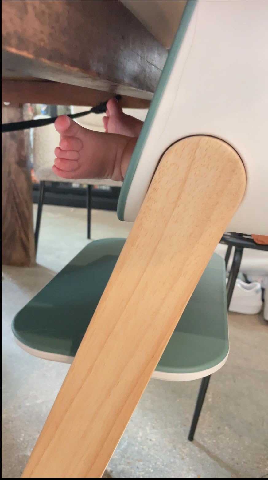 UPPAbaby Ciro High Chair - Sleek, Easy-to-Clean Design, Perfect-Fit Tray, Patent-Pending Harness, Dual-Position 180-Degree Rotating Footrest, Chloe customer photo 2