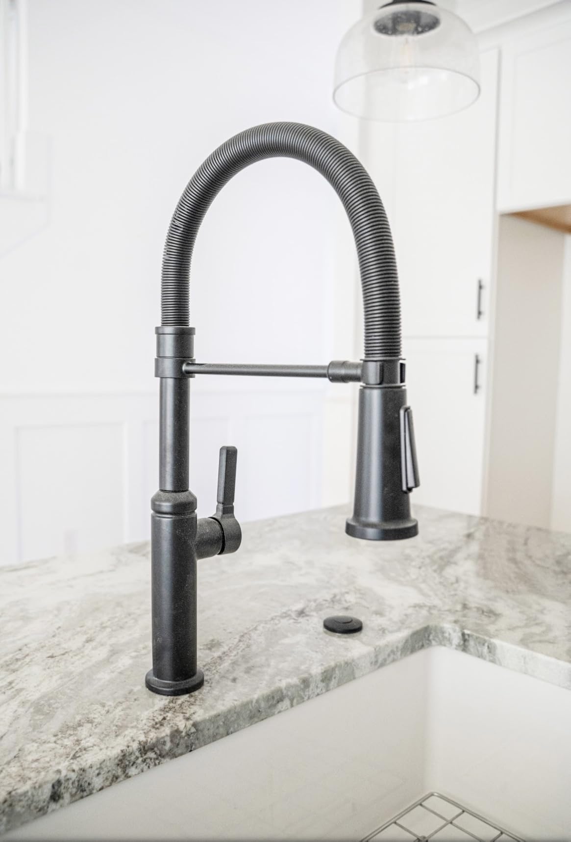 Delta Rhett Pro Style Commercial Kitchen Faucet with Pull Down Sprayer, Chrome Single Hole Kitchen Sink Faucet, Single Handle, Chrome 18829-DST customer photo 1