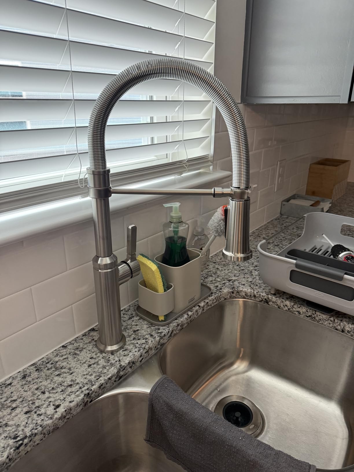 Delta Rhett Pro Style Commercial Kitchen Faucet with Pull Down Sprayer, Chrome Single Hole Kitchen Sink Faucet, Single Handle, Chrome 18829-DST customer photo 2