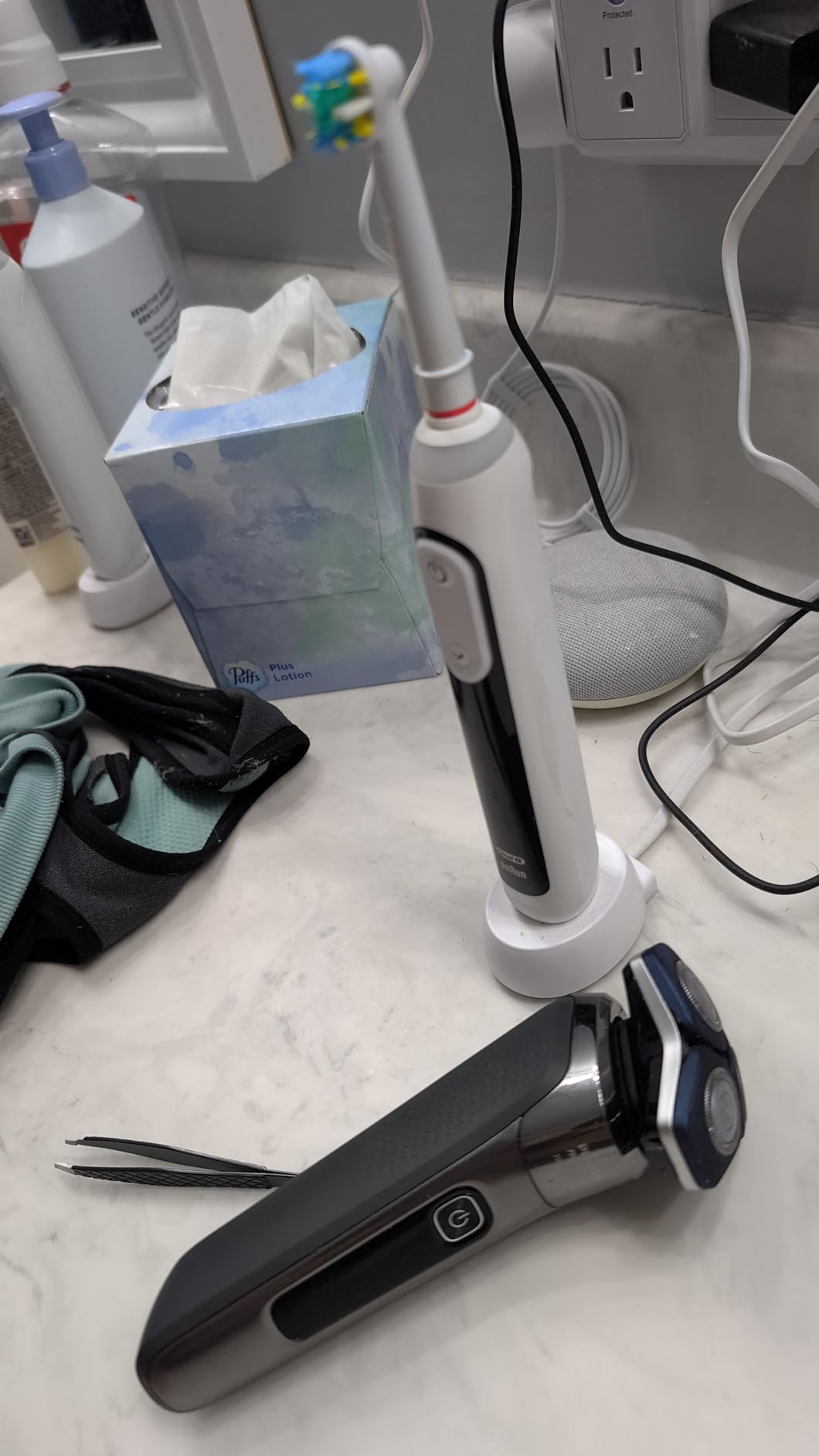 Philips Norelco 7300 Electric Shaver, Black | 45 SteelPrecision Blades, SenseIQ Technology, Nano SkinGlide coating, 360° Flexible Heads, Nose Trimmer, S7887/92 customer photo 2