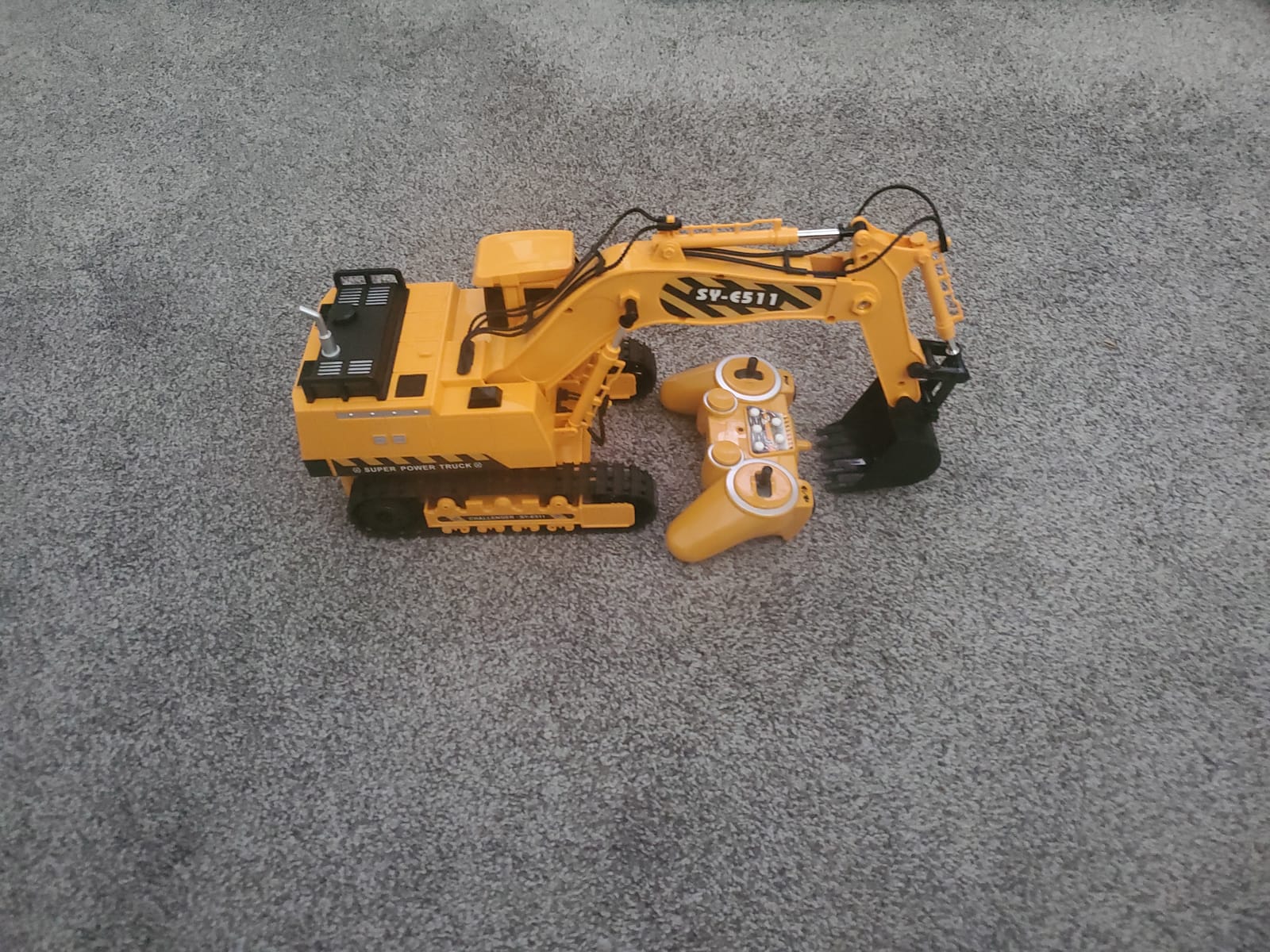 Double E Volvo Licensed Remote Control Excavator Toy, 2.4GHz All-Terrain Sand-Ready Construction Vehicle with 360° Spin & 330° Cab Rotation, Rechargeable, Dig & Unload, STEM Birthday Gift for Kids 3+ customer photo 2