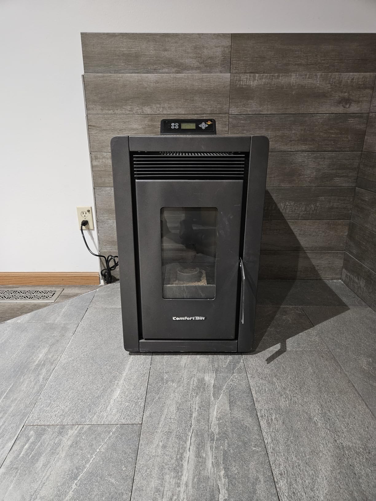 ComfortBilt HP40 Alpine Pellet Stove, 1,500 sq. ft., 25 lb. Hopper, Black customer photo 1