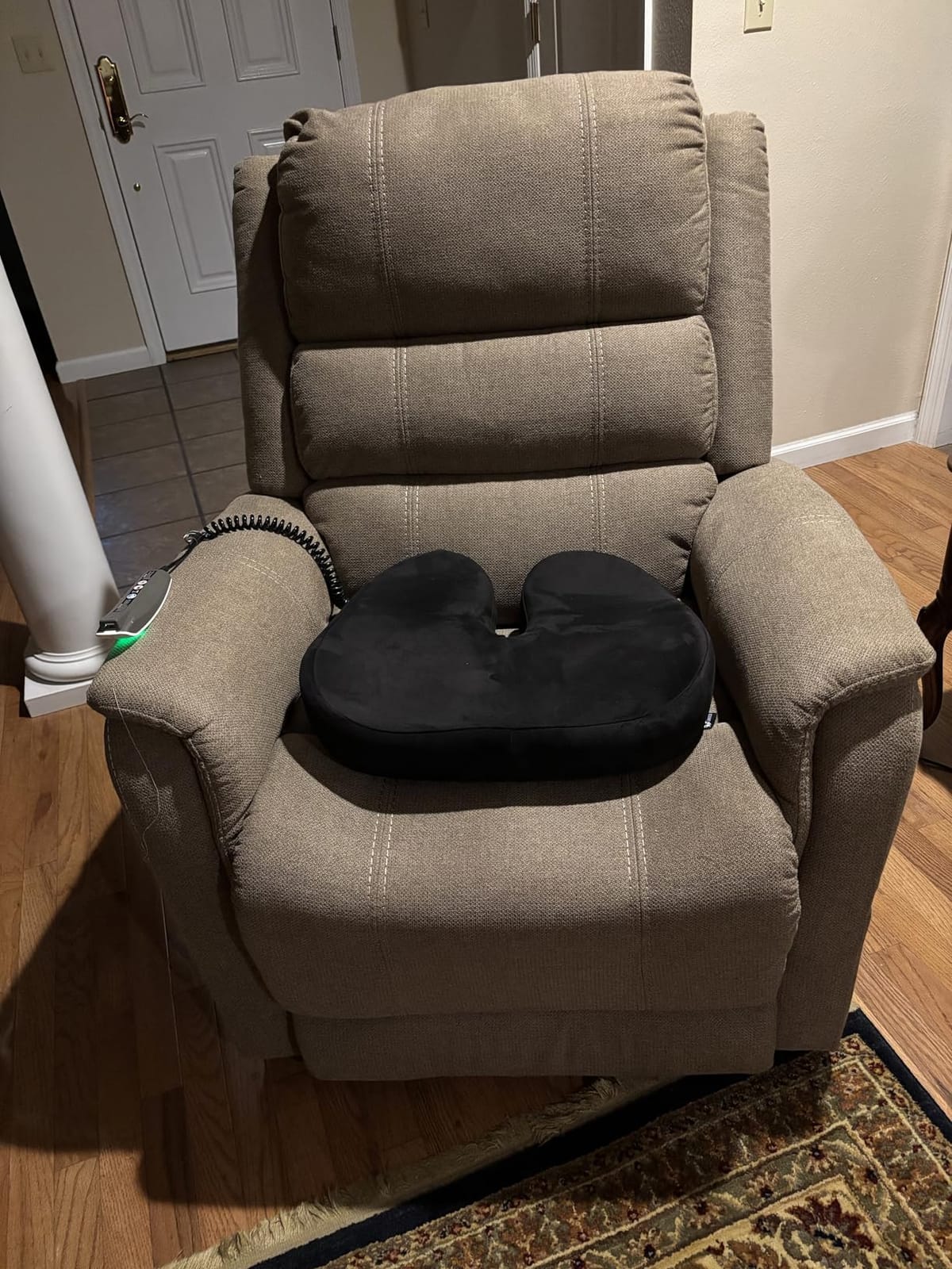 5 STARS UNITED Seat Cushion - Memory Foam & Cooling Gel - Chair Cushion for Tailbone Pain Relief - Ergonomic Support for Coccyx, Sciatica & Butt - Office, Desk & Gaming Chair, Car, Wheelchair, Black customer photo 1