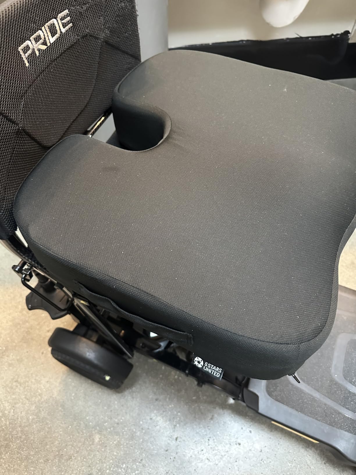 5 STARS UNITED Seat Cushion - Memory Foam & Cooling Gel - Chair Cushion for Tailbone Pain Relief - Ergonomic Support for Coccyx, Sciatica & Butt - Office, Desk & Gaming Chair, Car, Wheelchair, Black customer photo 2