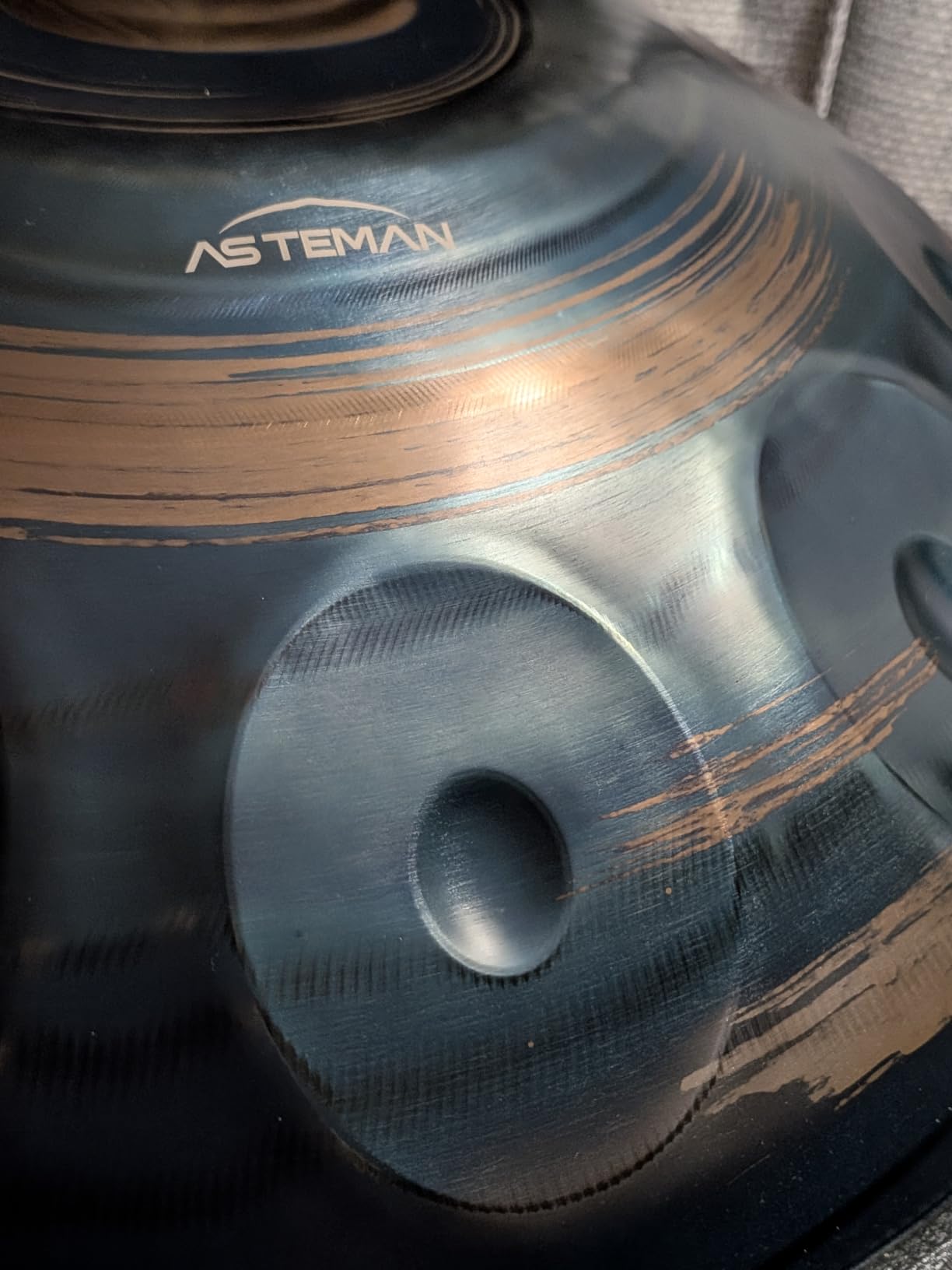ASTEMAN Handpan in D Minor, 432hz 22inches with 10 notes, comes with a backpack, courses, finger sleeves, stand, cleaning cloth, and two mallets. customer photo 2